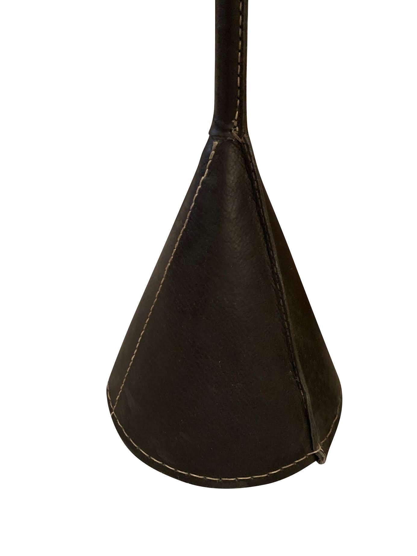Lampadaire espagnol du milieu du siècle en cuir noir conçu par Valenti.
L'abat-jour, le poteau et la base du sol sont tous recouverts de cuir noir.
L'abat-jour s'adapte à la lumière directe.
Également disponible en brun (L1120) et en vin
