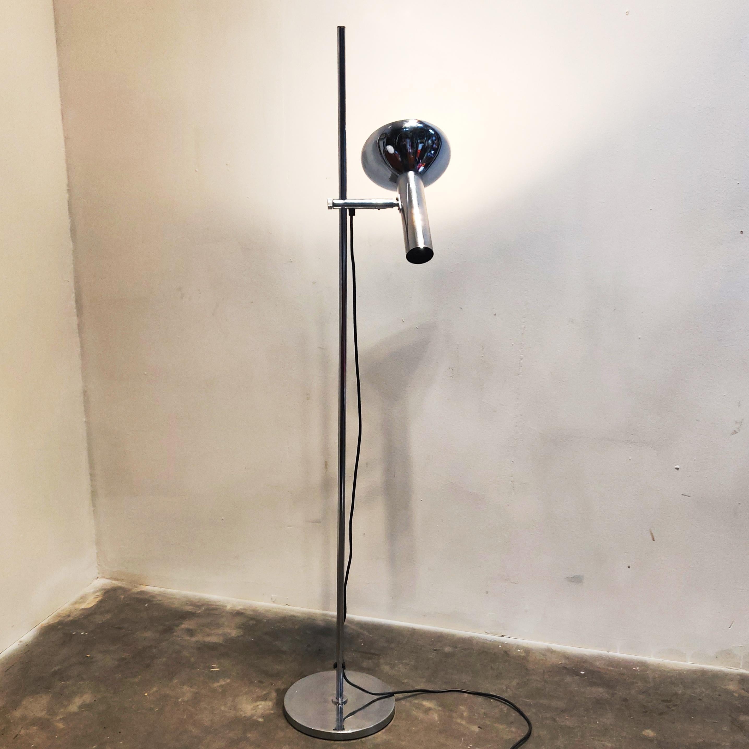All chrome 1 spotlight floor lamp by Sölken Leuchte, 1960s.
Graceful and heavy 1960s ‘trumpet’ floor lamp produced by the Sölken Leuchten company.
Appealing organic shapes and glossy chrome material. One normal E27 light source provide a warm