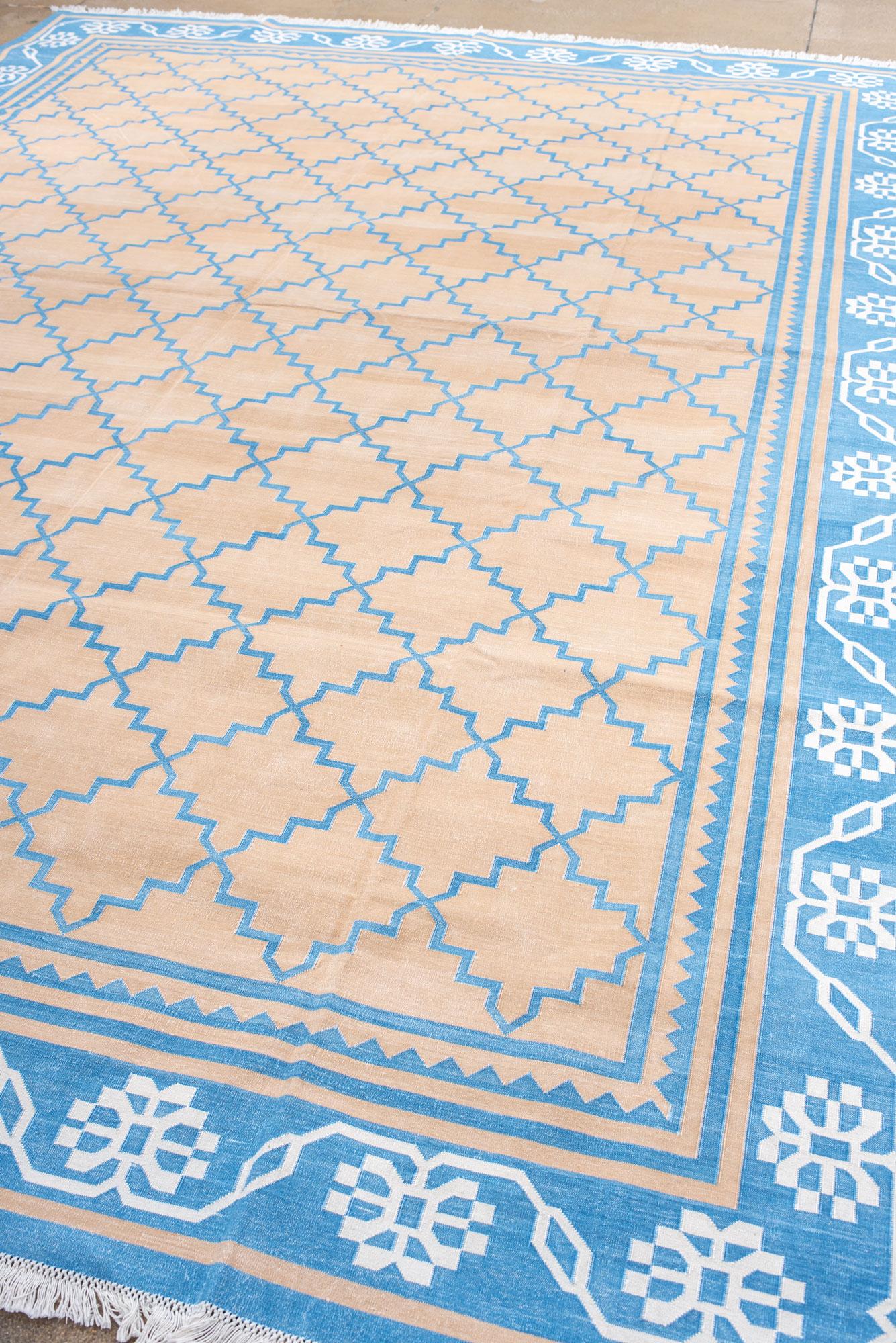 Alfombra Dhurrie totalmente de algodón con campo dorado y borde azul vaquero Indio en venta