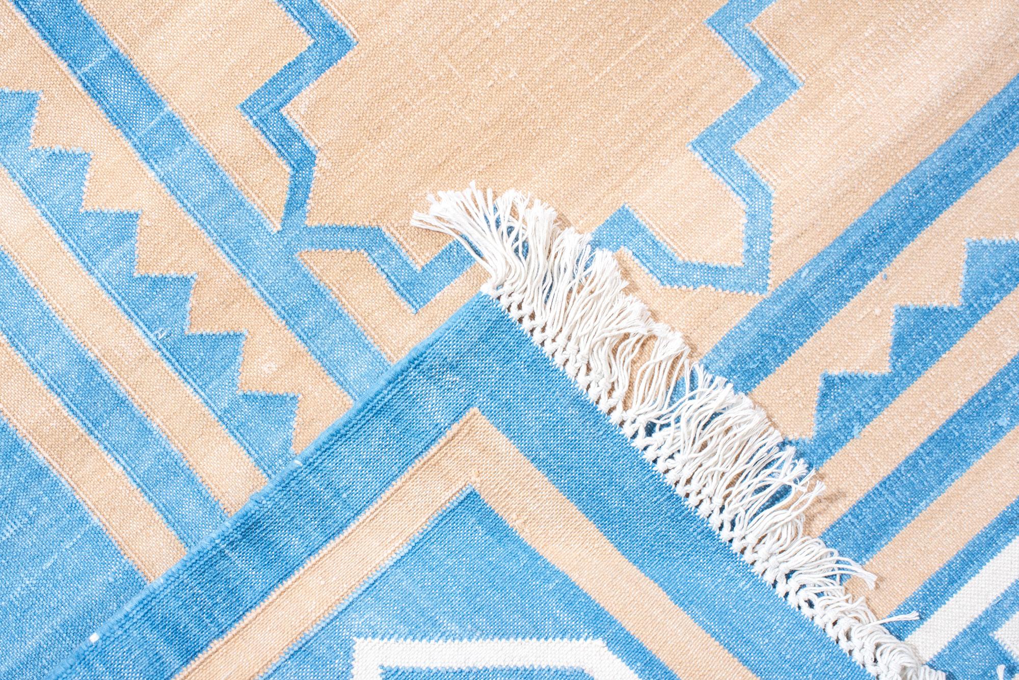 Alfombra Dhurrie totalmente de algodón con campo dorado y borde azul vaquero Siglo XXI y contemporáneo en venta
