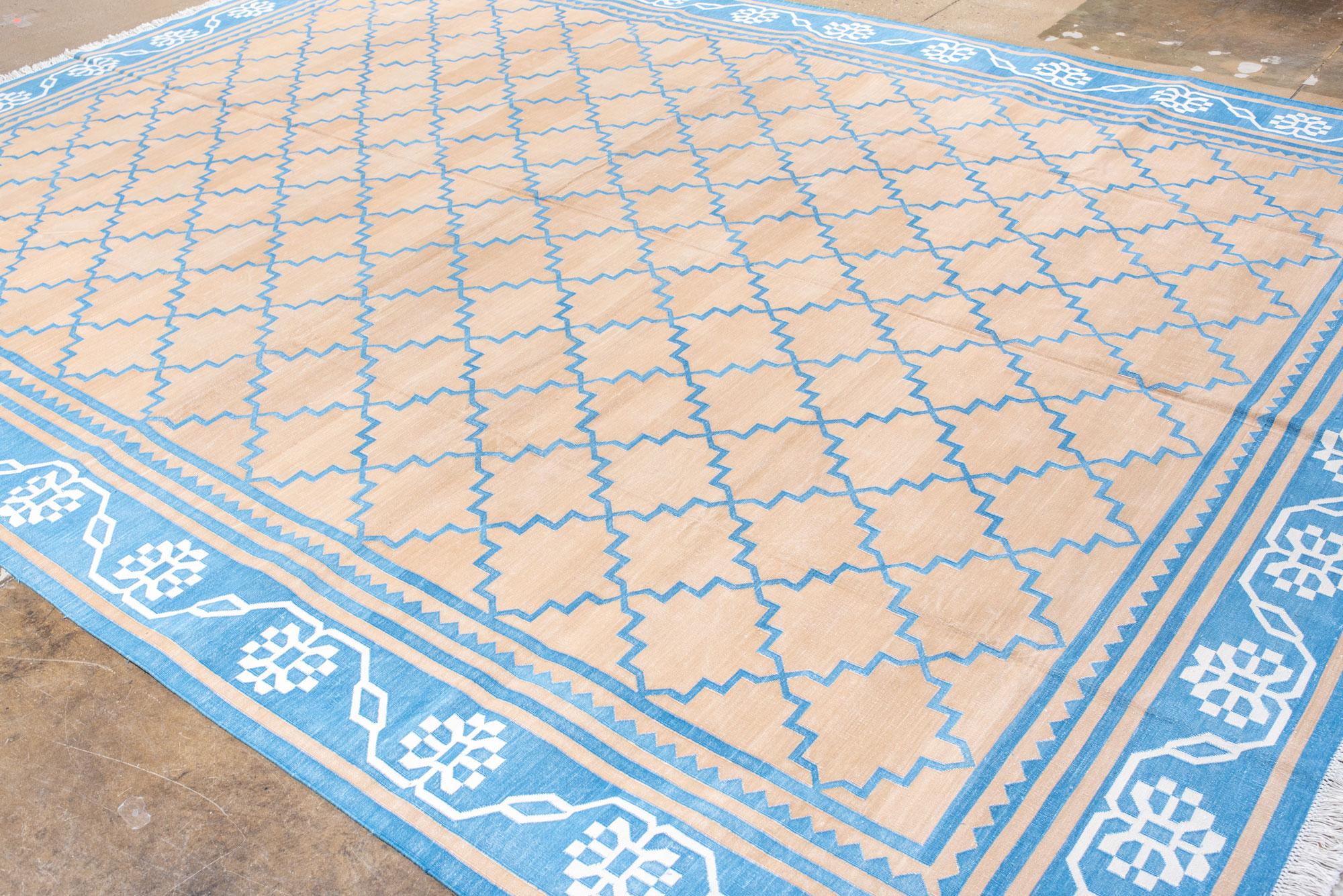 Alfombra Dhurrie totalmente de algodón con campo dorado y borde azul vaquero en venta 1