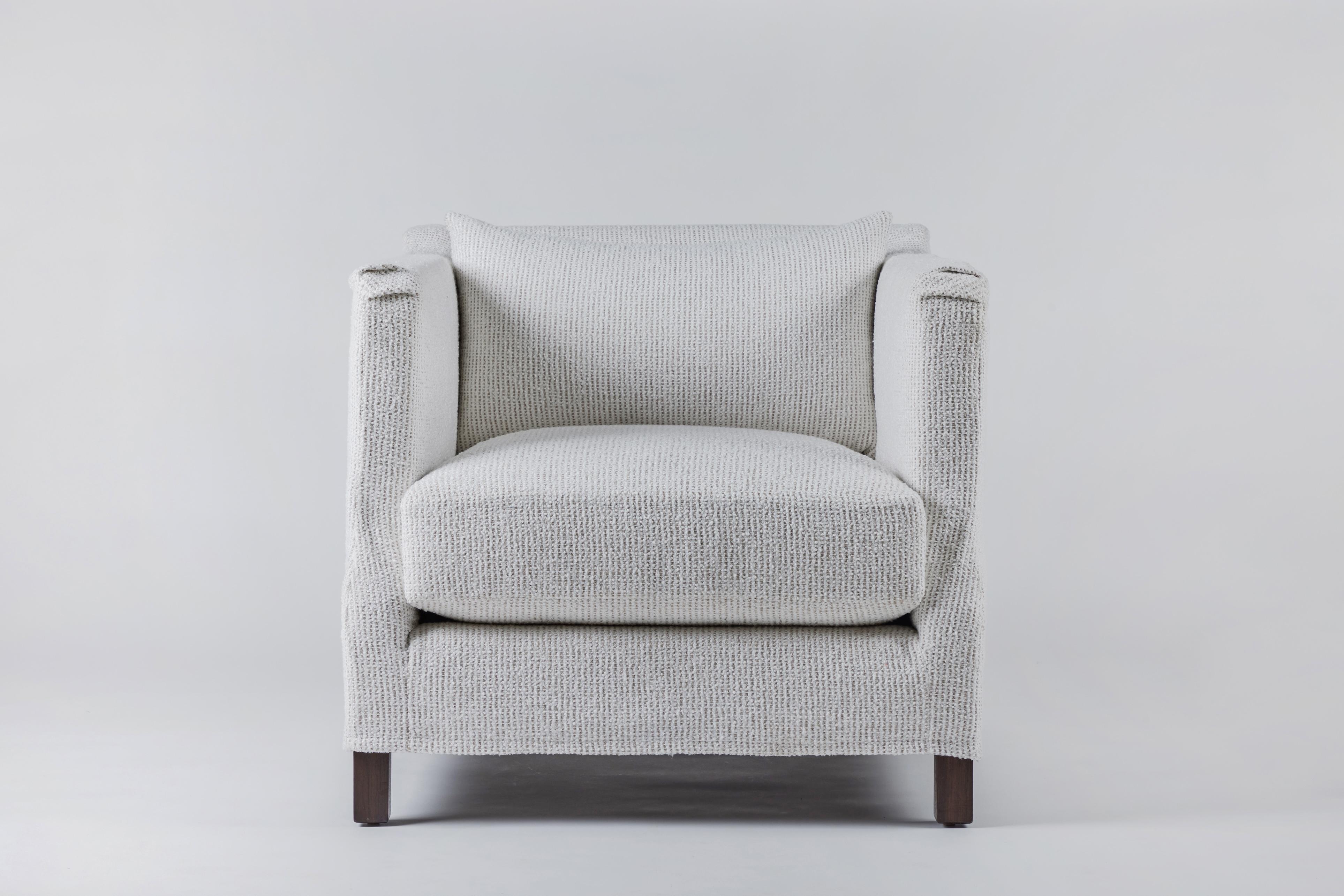 La Silla All Day de Martin and Brockett tiene una funda suelta, un cojín de respaldo suelto y un cojín de asiento profundo, disponibles por encargo en colchoneta estilo francés o sueltos.

Alto 32 pulg. x Ancho 34 pulg. x Fondo 40 pulg. Altura del