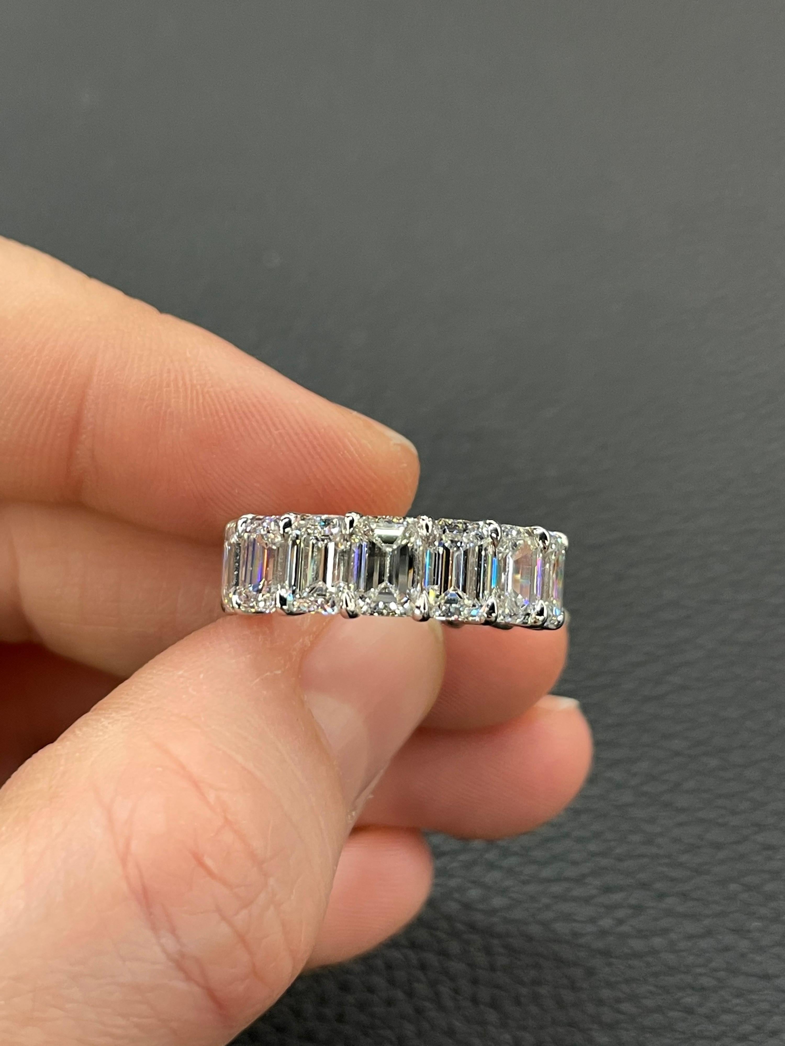 Bague d'éternité en platine avec diamant taille émeraude certifié GIA de 10,68 carats D-F FL-VS2 en vente 3