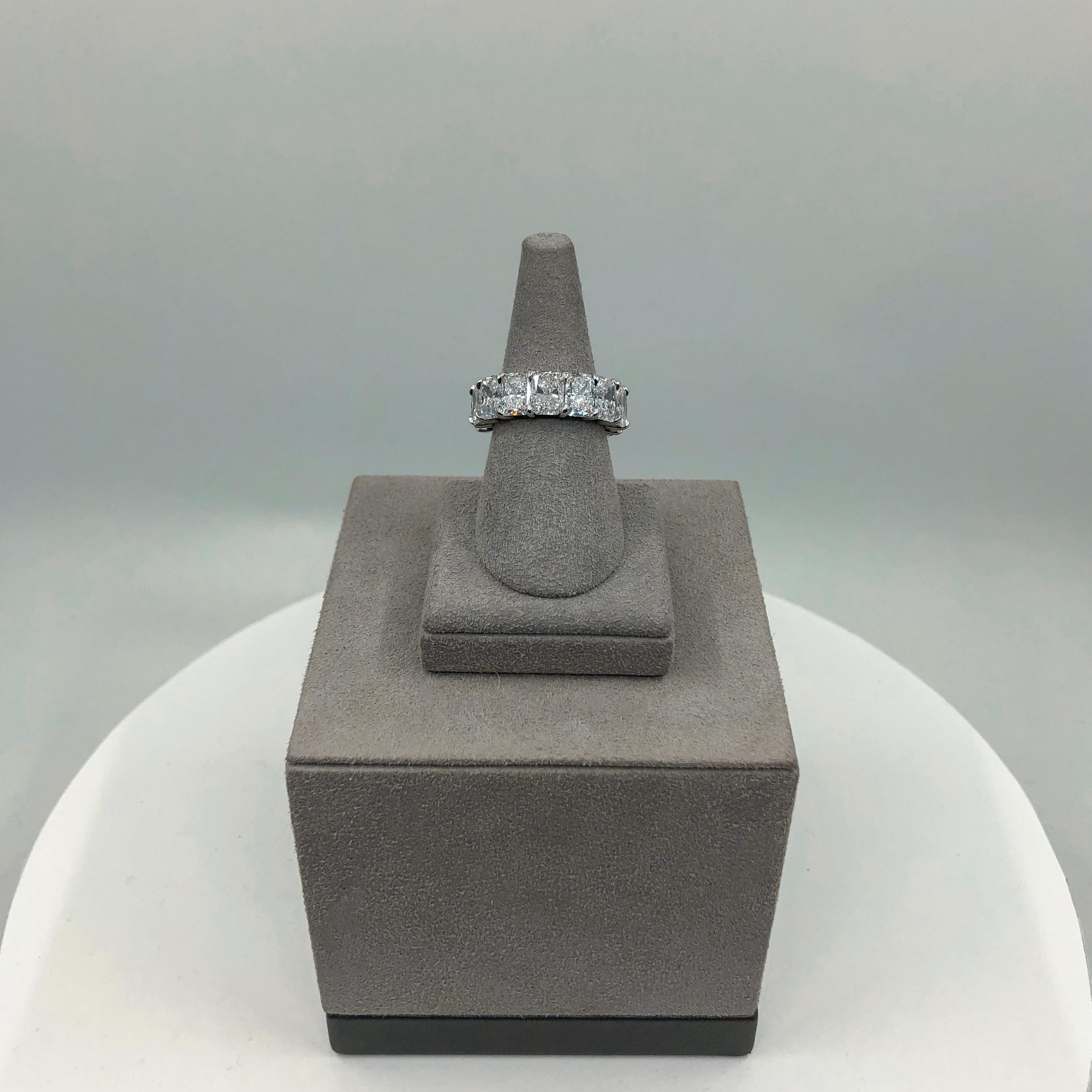 GIA Certified 11.39 Carats Total Radiant Cut Diamond Eternity Wedding Band Ring Pour femmes en vente