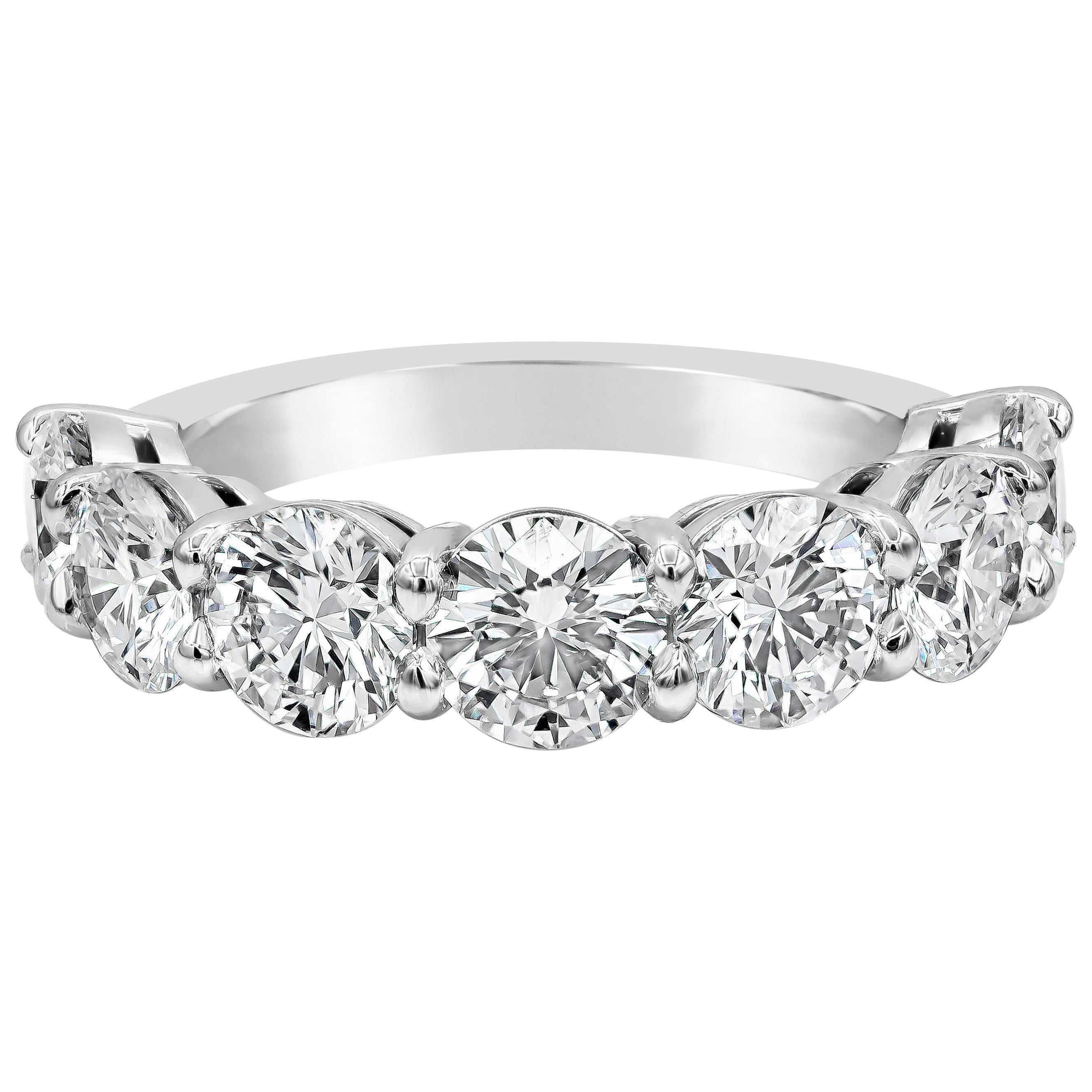 Une alliance classique, mettant en valeur sept diamants ronds de taille brillant certifiés GIA pesant 4,07 carats au total, de couleur D-E-F et de pureté VS, sertis sur une monture à griffes partagées. Finition soignée avec une monture en platine.