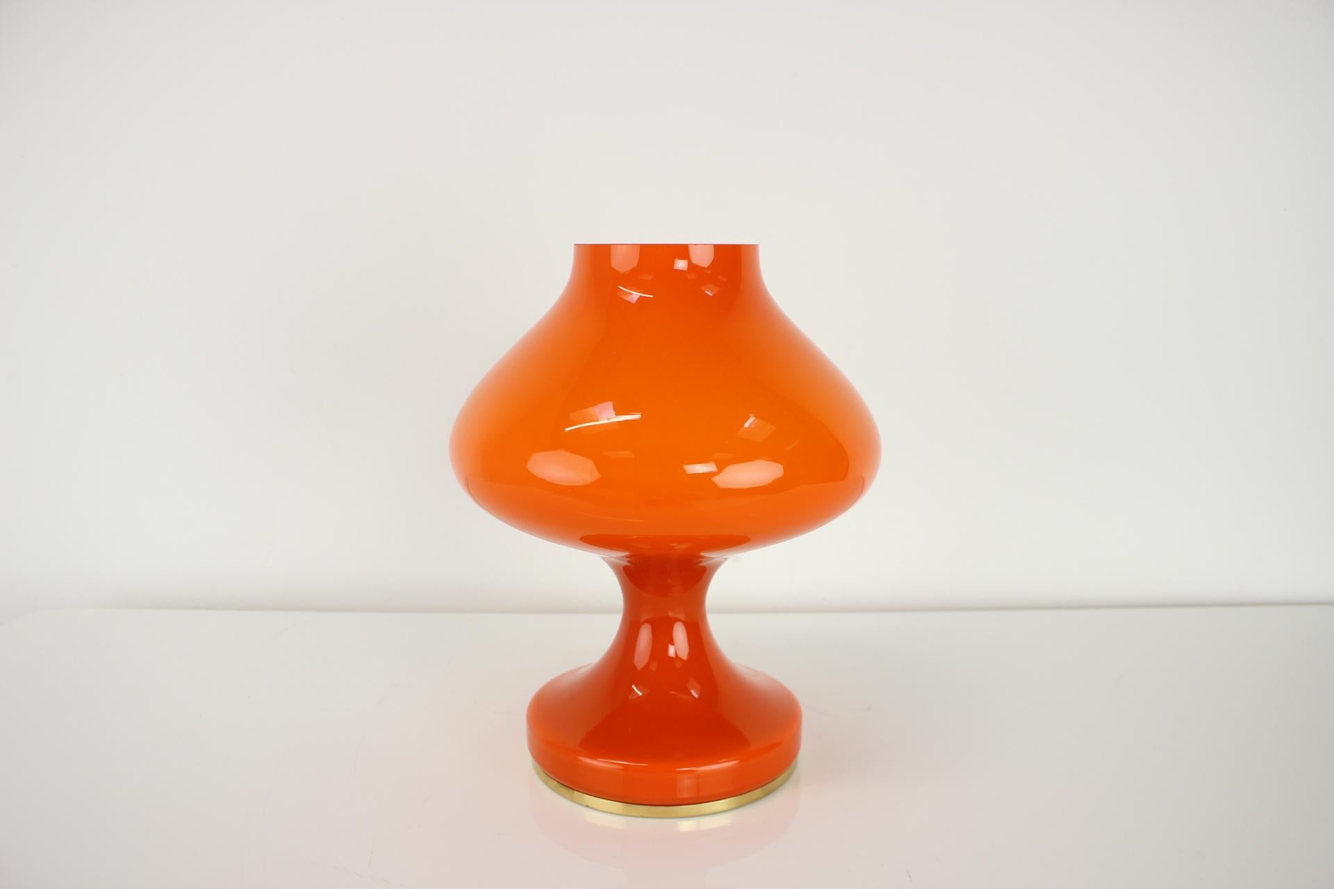 Mid-Century Modern Lampe de bureau orange entièrement en verre de Valasske Mezirici, 1970 en vente