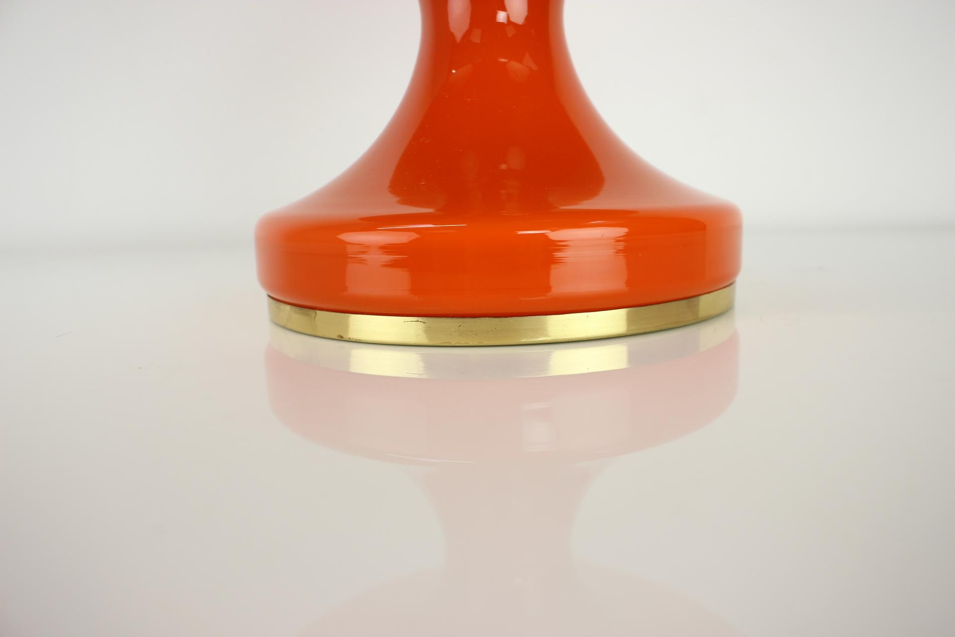 Tchèque Lampe de bureau orange entièrement en verre de Valasske Mezirici, 1970 en vente