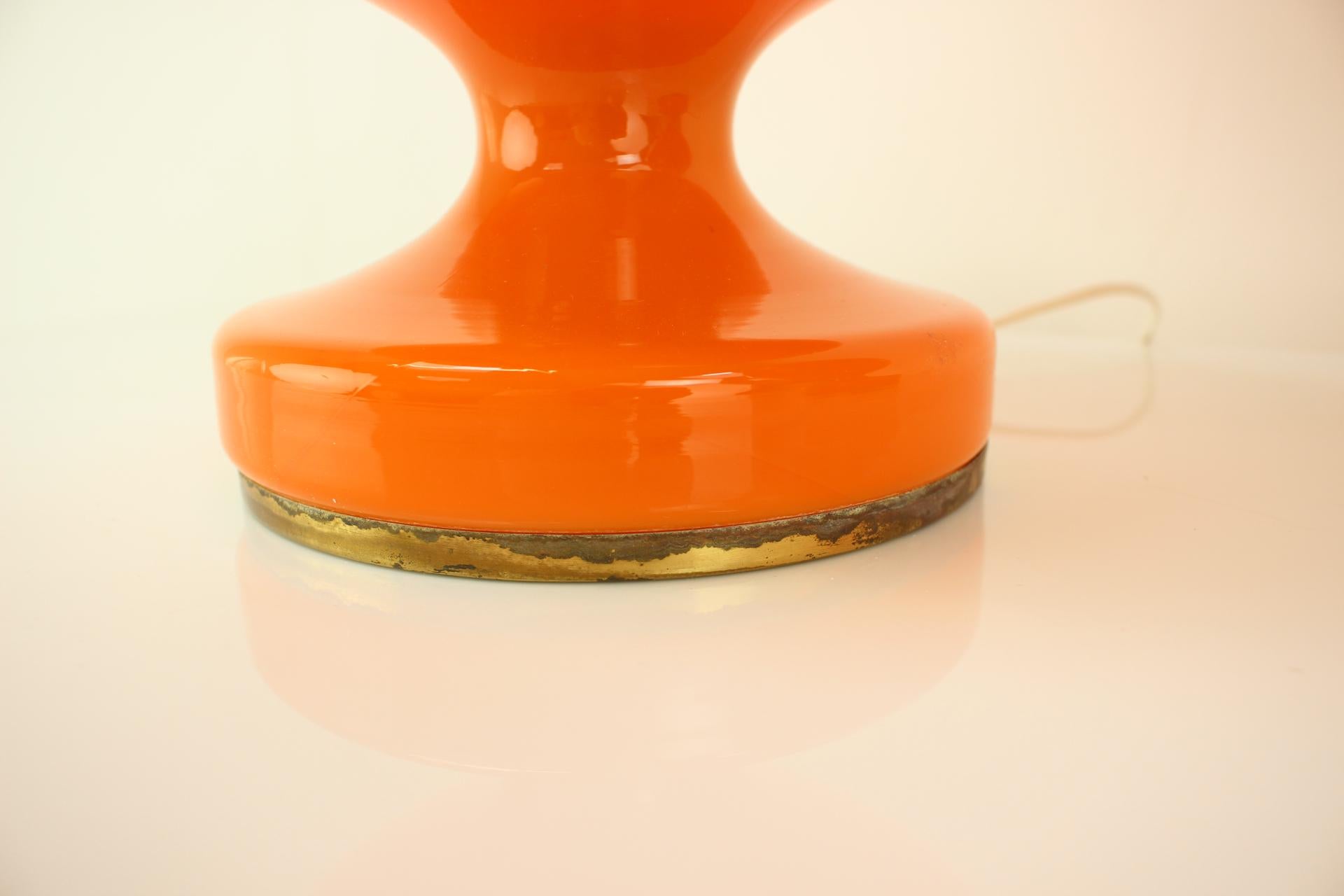 Orange Glas-Tischlampe von Valasske Mezirici, 1970er Jahre (Ende des 20. Jahrhunderts) im Angebot