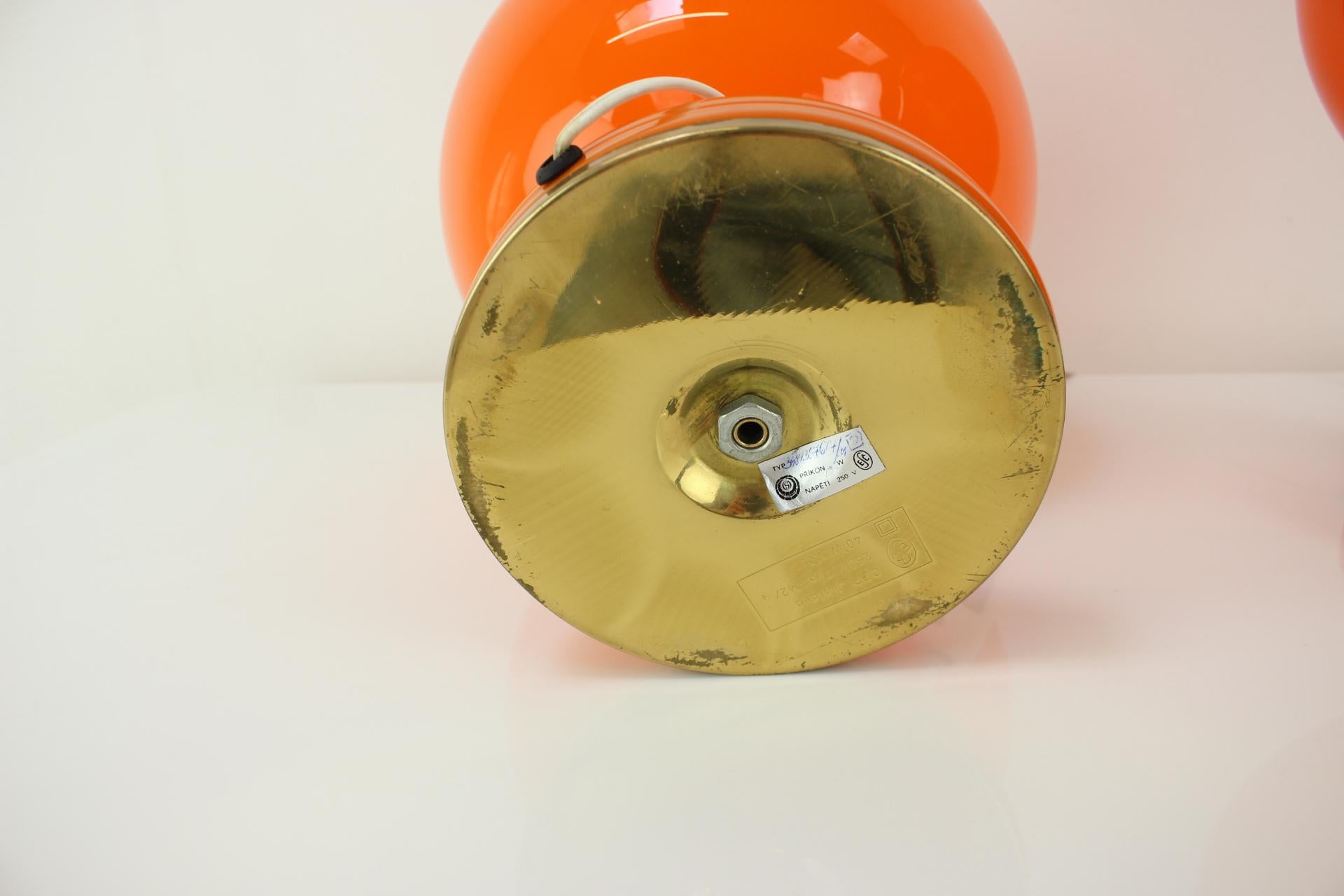 Orange Glas-Tischlampe von Valasske Mezirici, 1970er Jahre (Messing) im Angebot