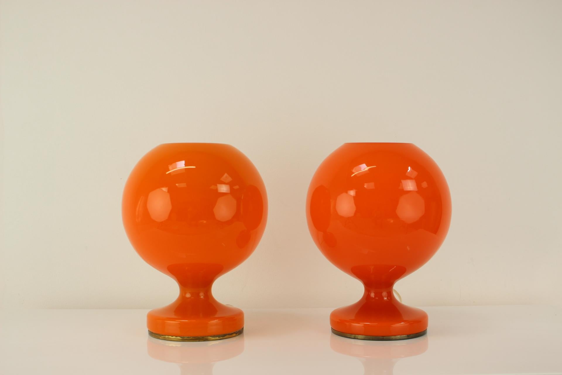 Lampe de bureau entièrement en verre orange de Valasske Mezirici, 1970 en vente 2