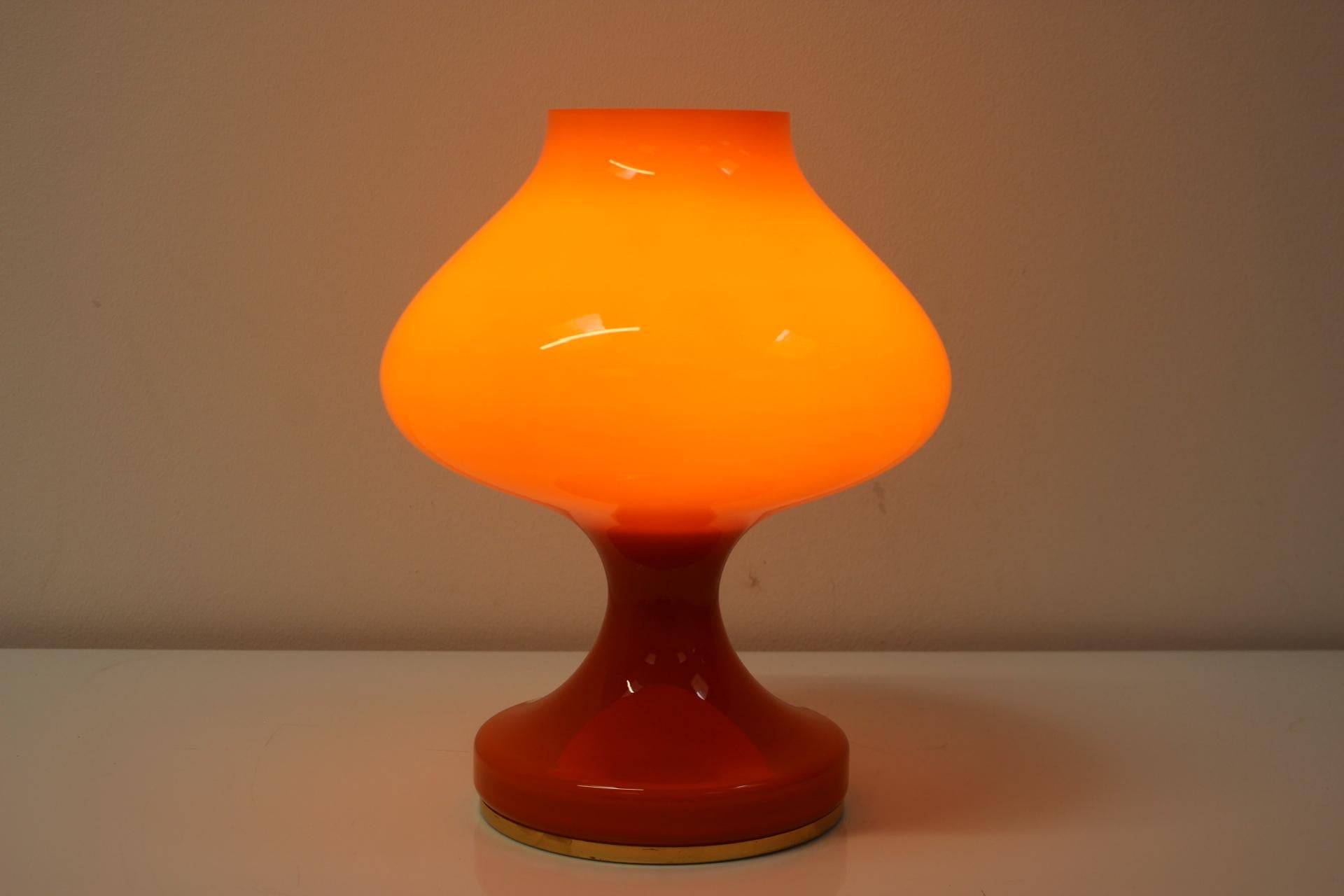 Lampe de bureau orange entièrement en verre de Valasske Mezirici, 1970 en vente 1