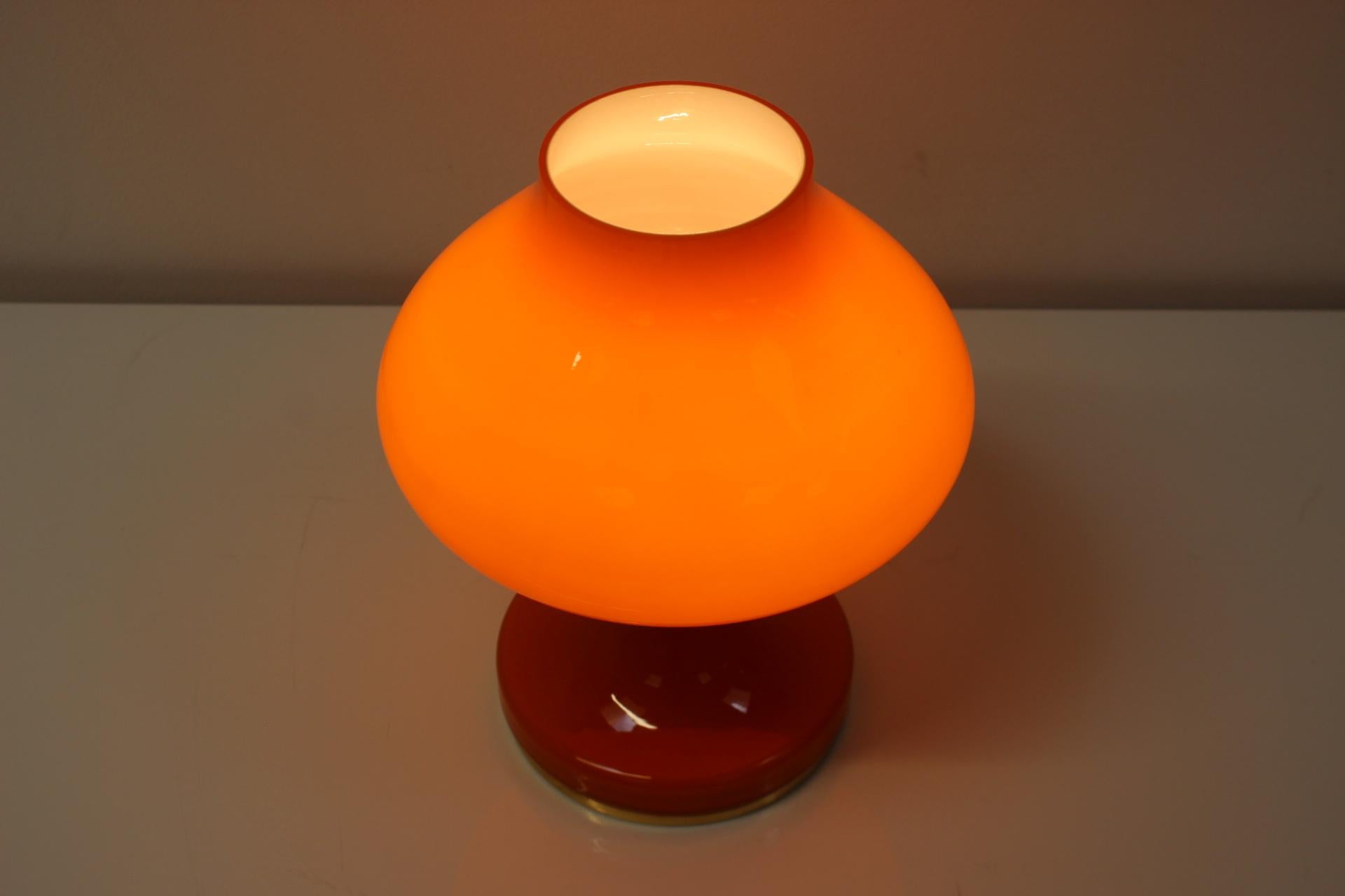 Lampe de bureau orange entièrement en verre de Valasske Mezirici, 1970 en vente 2