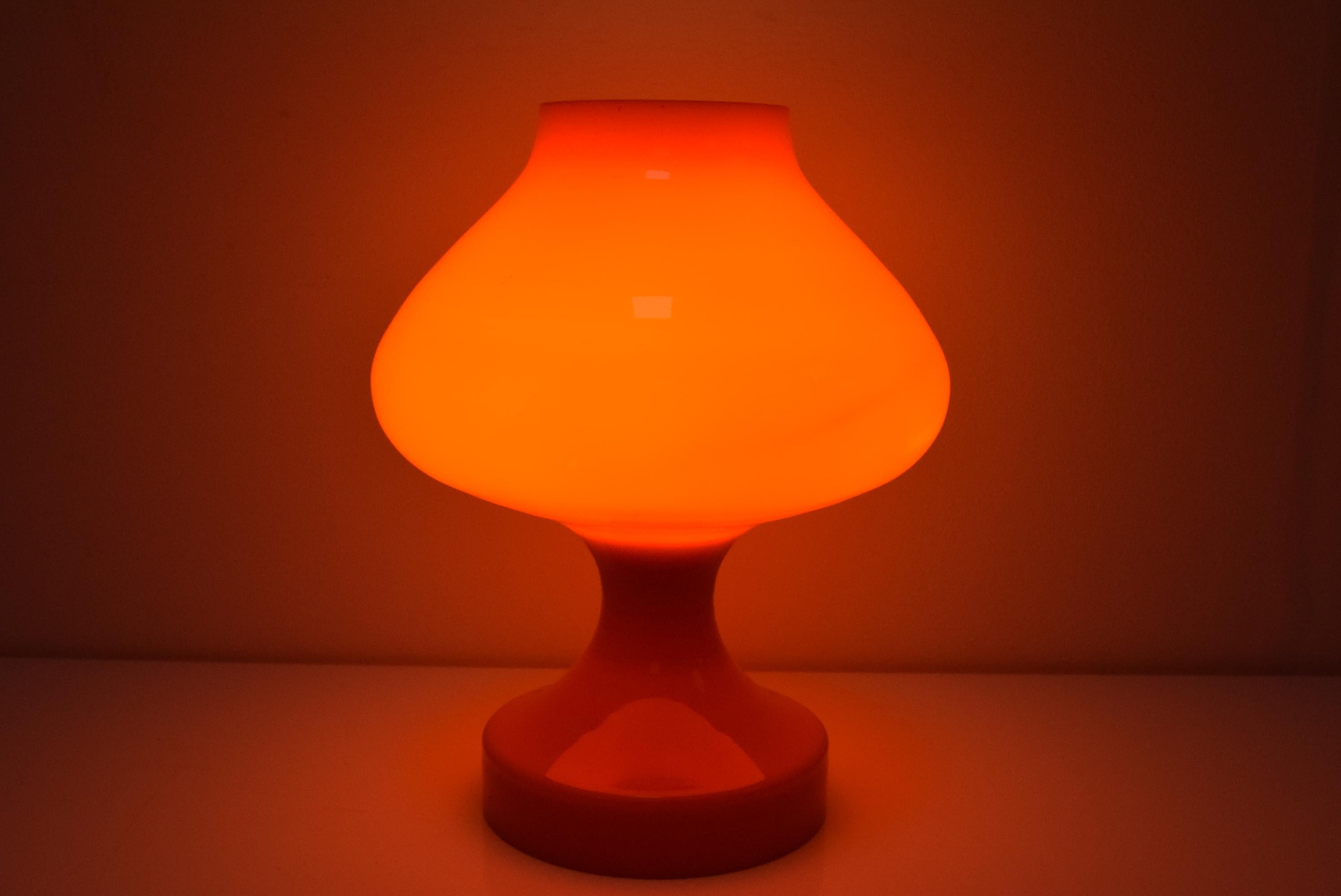 Lampe de bureau orange entièrement en verre de Valasske Mezirici, 1970 en vente 3