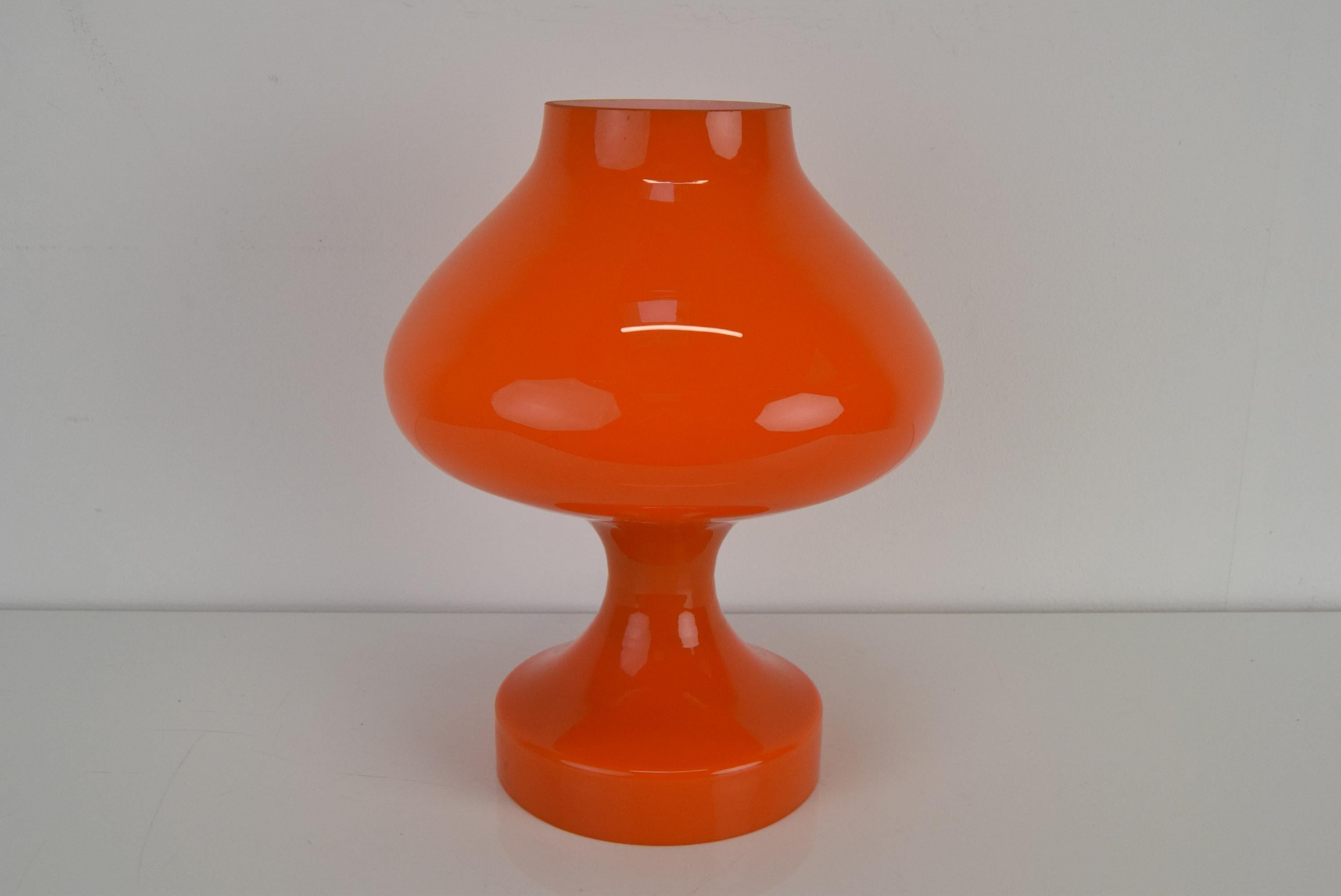 Mid-Century Modern Lampe de bureau orange entièrement en verre de Valasske Mezirici, 1970 en vente