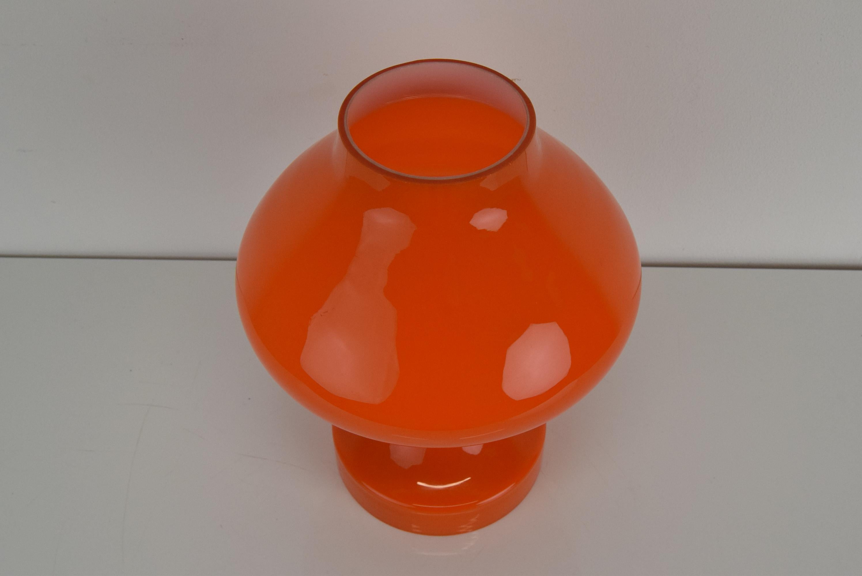 Tchèque Lampe de bureau orange entièrement en verre de Valasske Mezirici, 1970 en vente