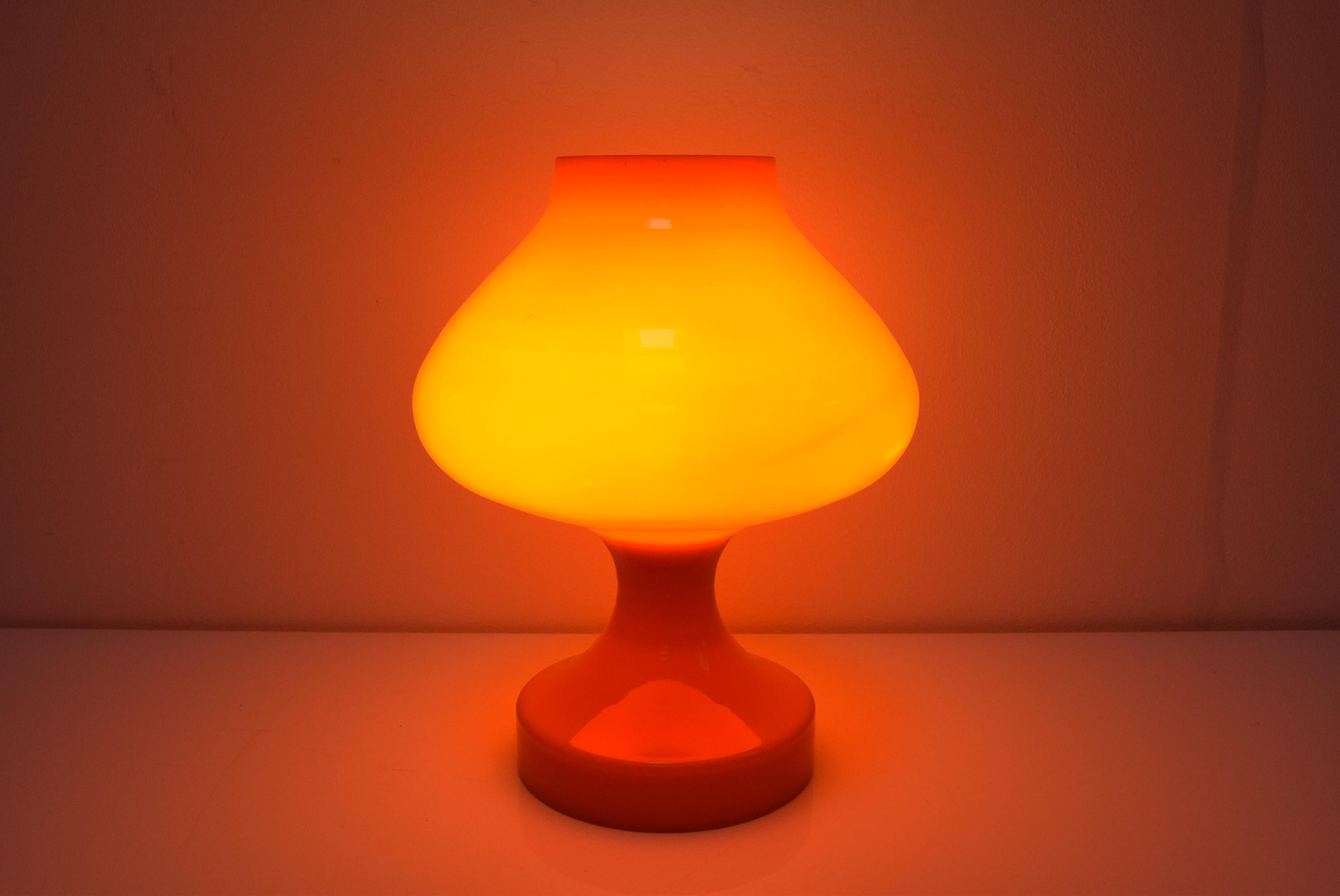 Fin du 20e siècle Lampe de bureau orange entièrement en verre de Valasske Mezirici, 1970 en vente