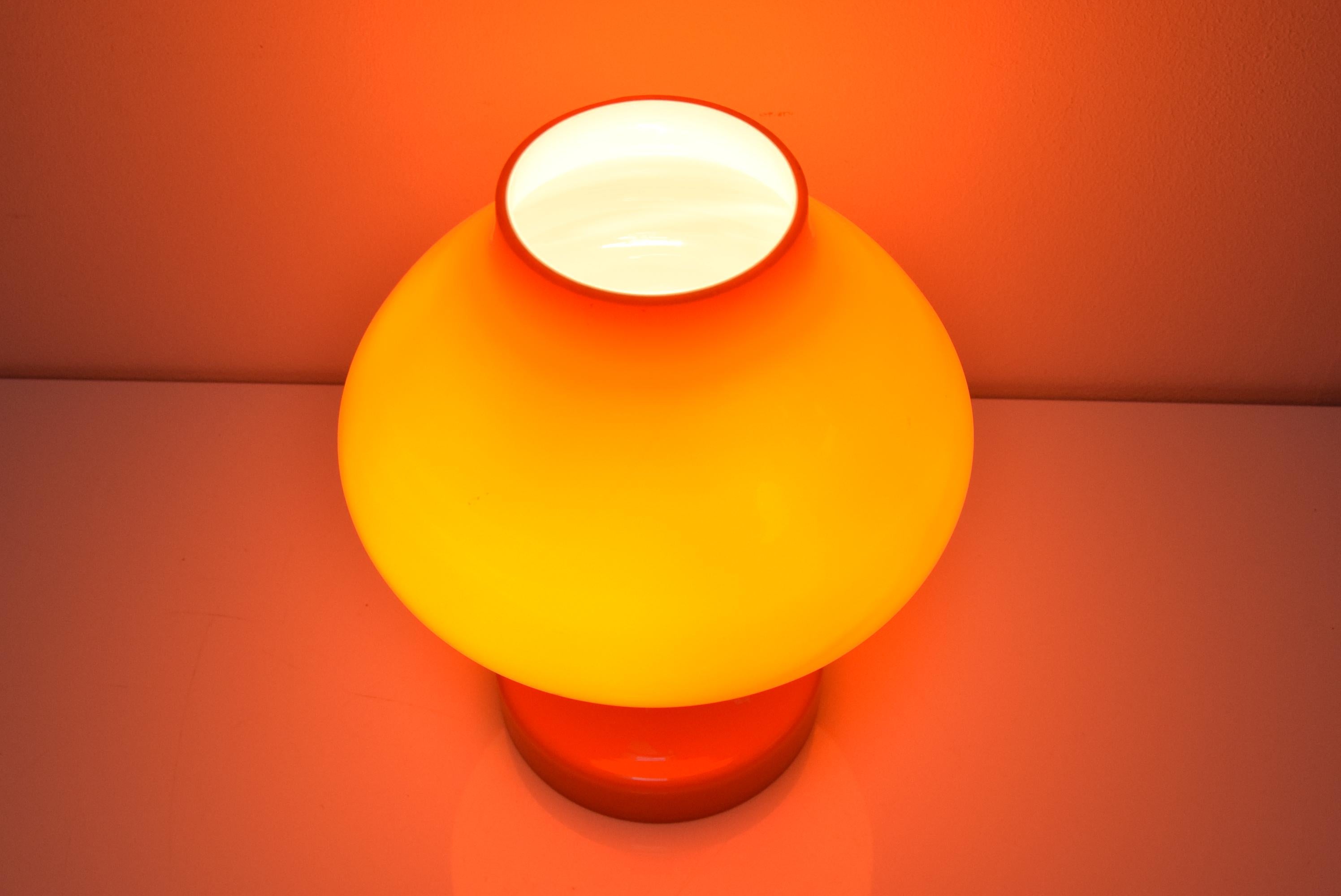 Verre Lampe de bureau orange entièrement en verre de Valasske Mezirici, 1970 en vente