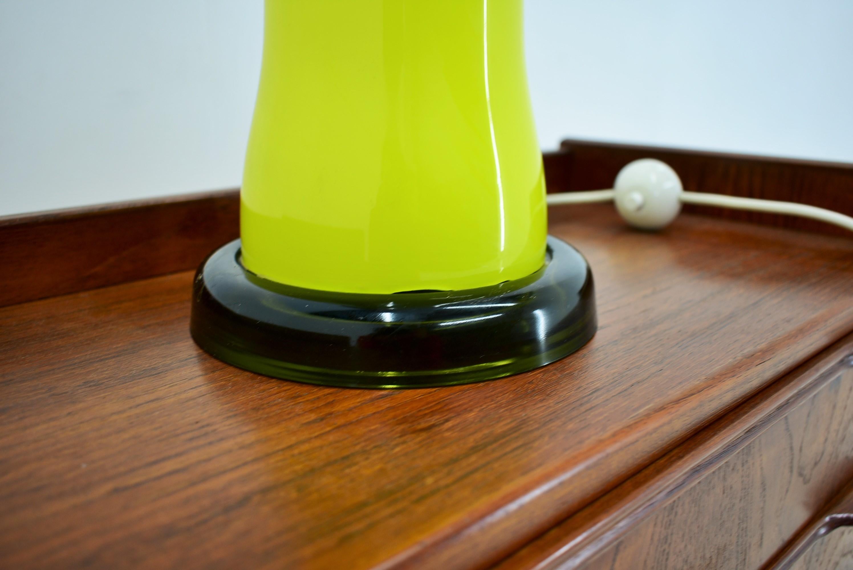 Lampe de table tout-verre de Beleuchtungsglass Kombinat Görlitz, années 1960 Bon état - En vente à Praha, CZ