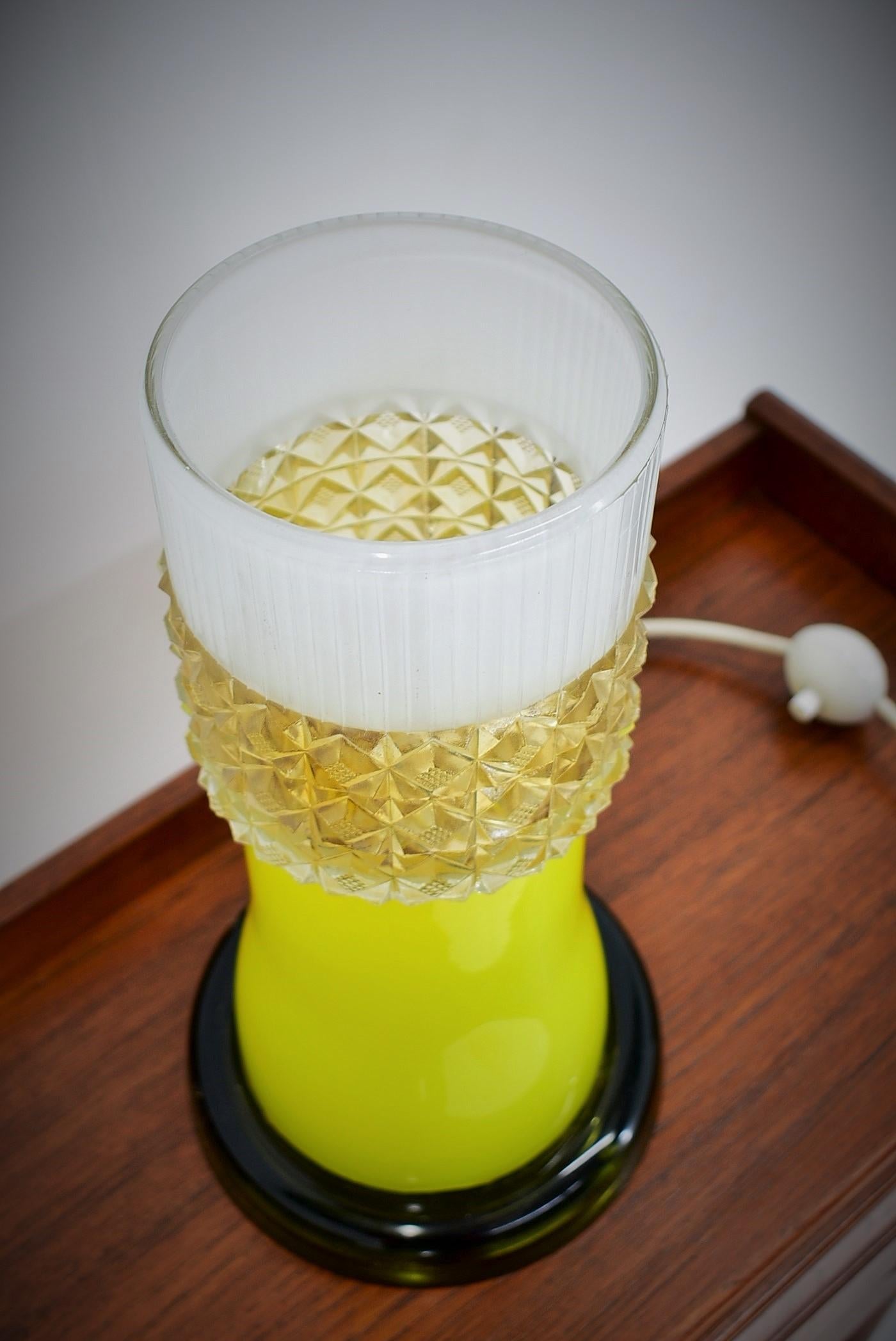 Milieu du XXe siècle Lampe de table tout-verre de Beleuchtungsglass Kombinat Görlitz, années 1960 en vente