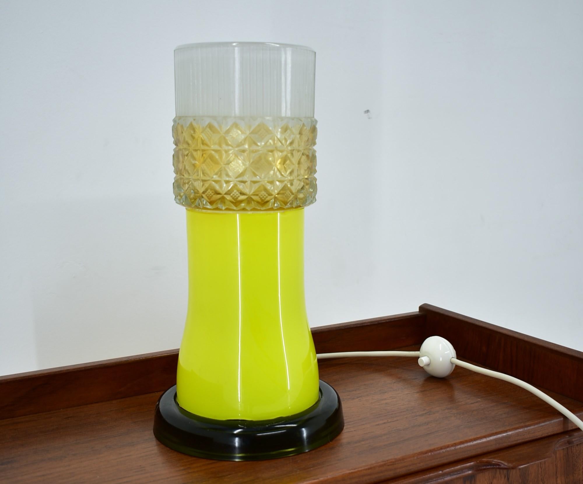 Verre Lampe de table tout-verre de Beleuchtungsglass Kombinat Görlitz, années 1960 en vente