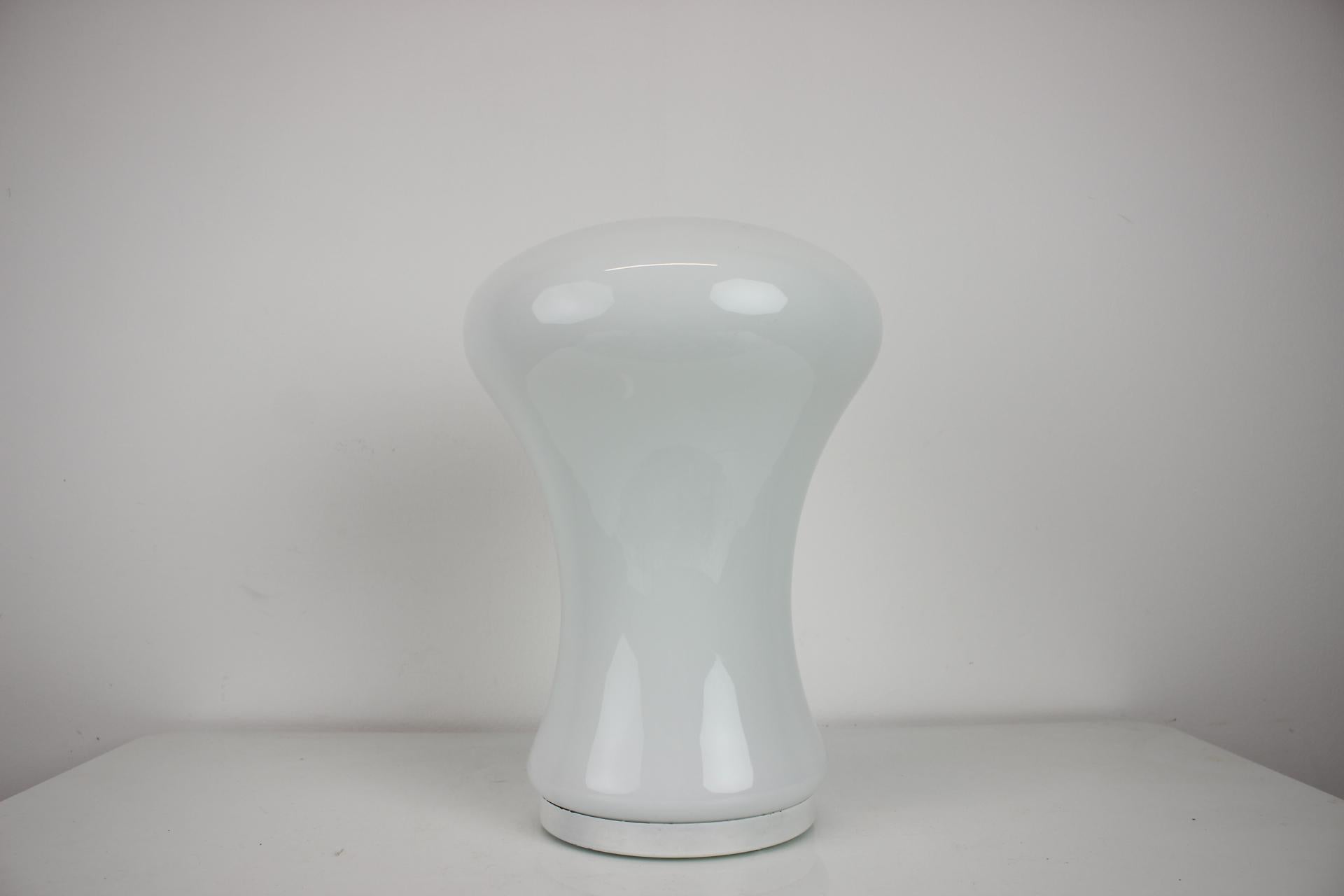 Lámpara de sobremesa All Glass de Valasske Mezirici, Años 60, Checoslovaquia Moderno de mediados de siglo en venta
