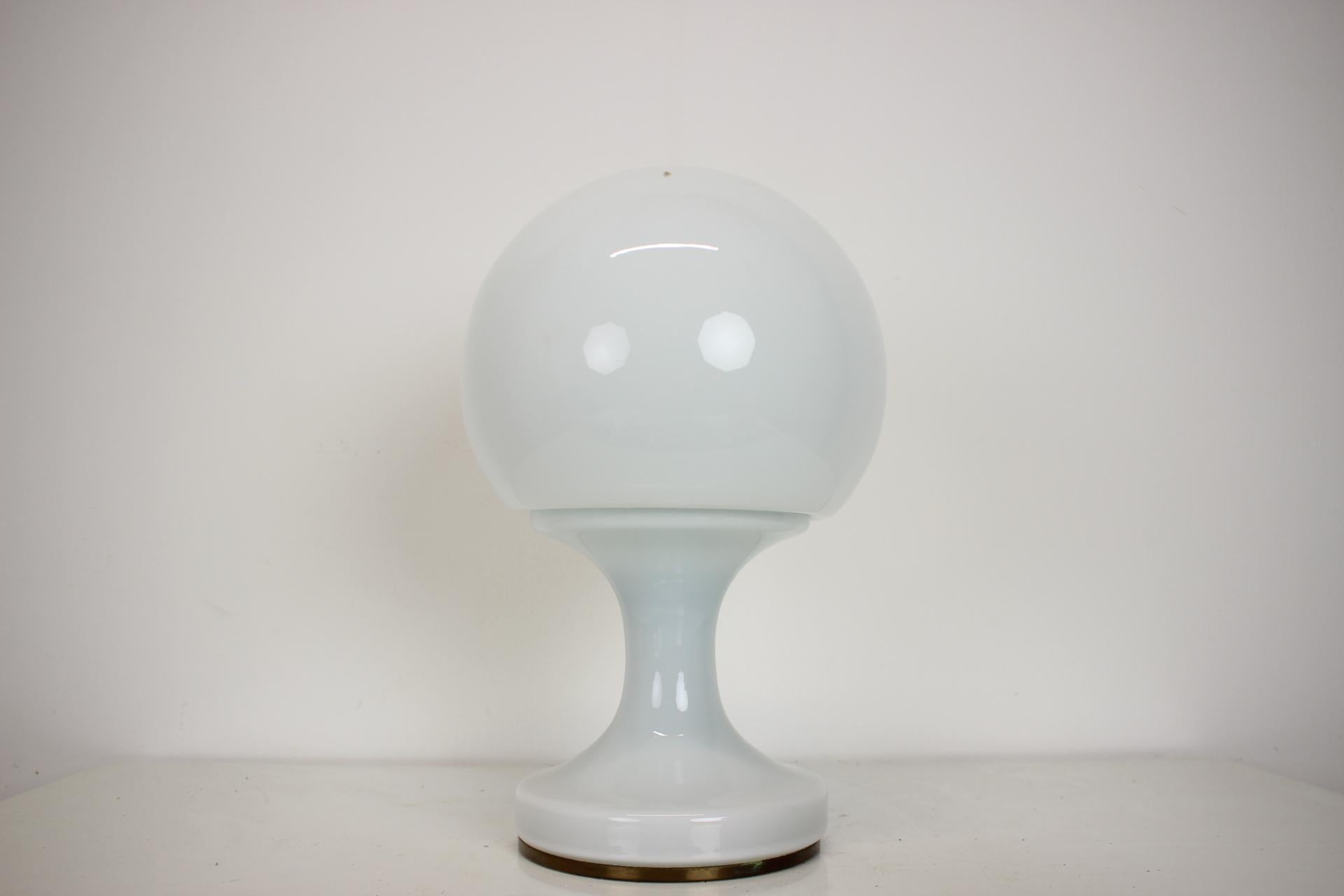 Mid-Century moderno Lampada da tavolo in vetro di Valasske Mezirici, 1960, Cecoslovacchia in vendita