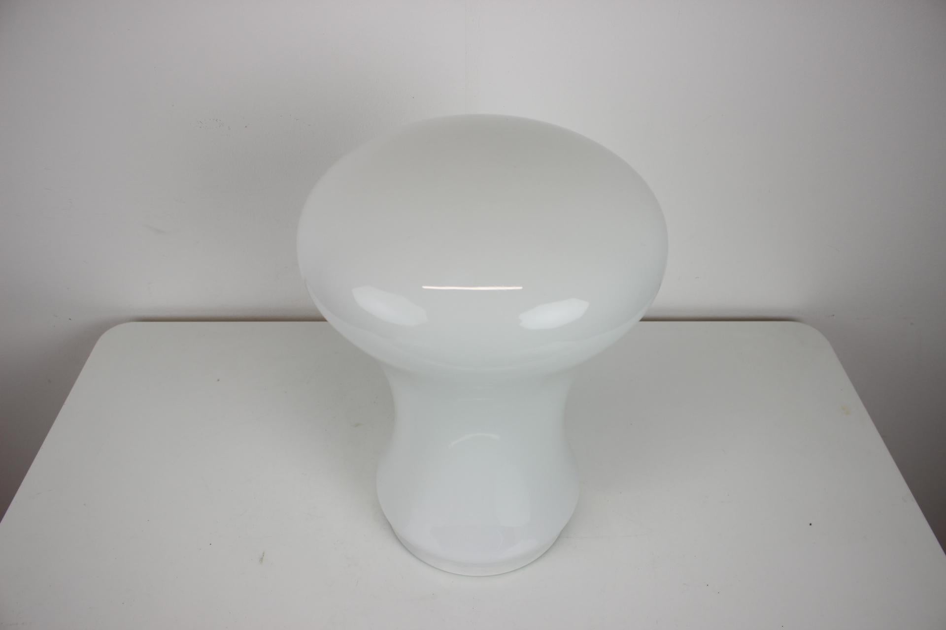 Lámpara de sobremesa All Glass de Valasske Mezirici, Años 60, Checoslovaquia en Bueno estado para la venta en Praha, CZ