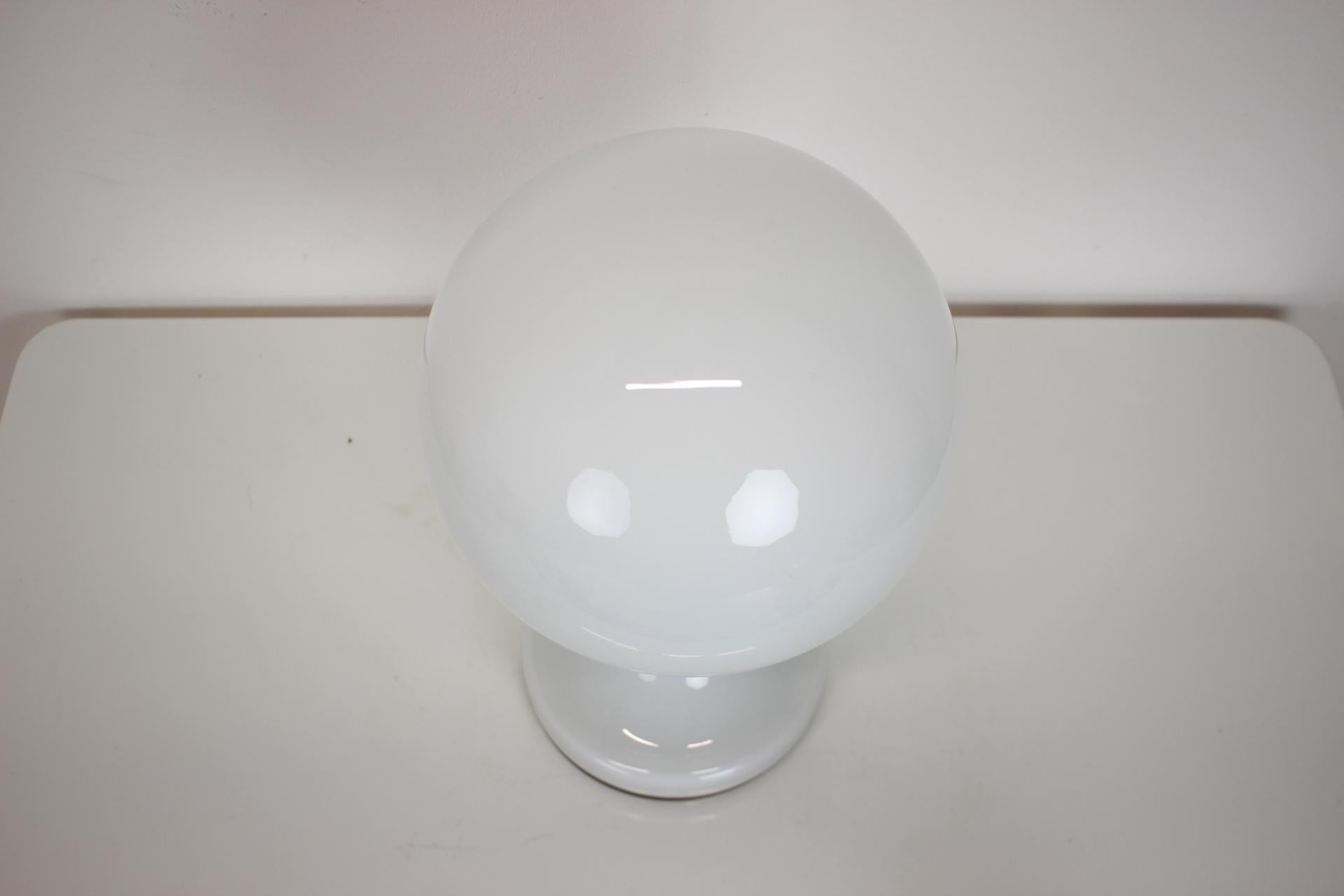 Lampada da tavolo in vetro di Valasske Mezirici, 1960, Cecoslovacchia In condizioni buone in vendita a Praha, CZ