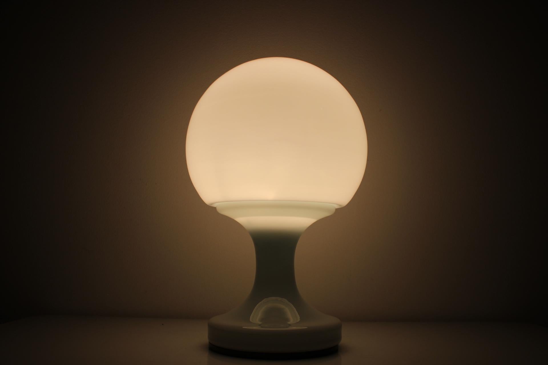 Metallo Lampada da tavolo in vetro di Valasske Mezirici, 1960, Cecoslovacchia in vendita
