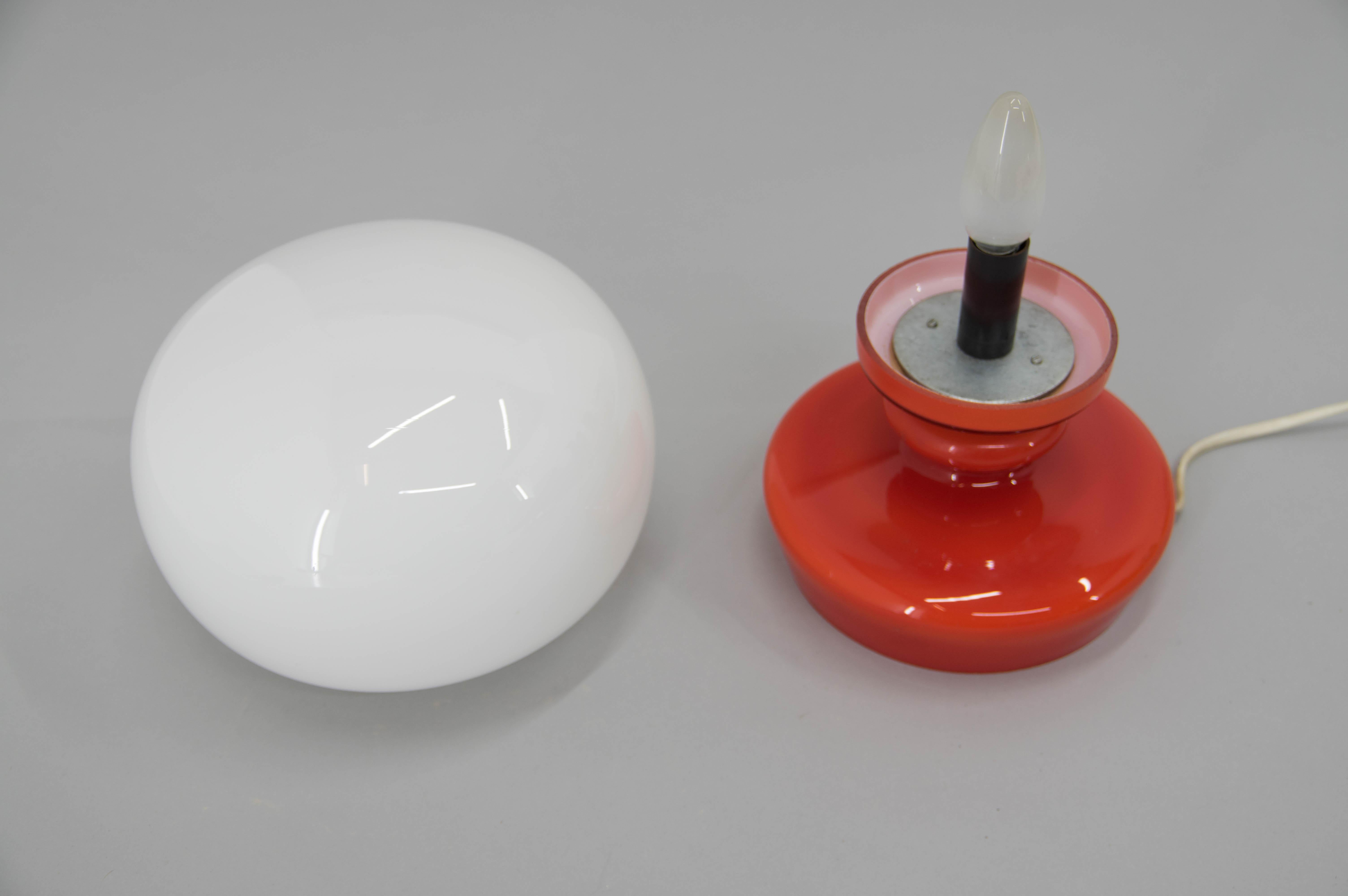 Tchèque Lampe de bureau tout en verre Valasske Mezirici, 1970 en vente