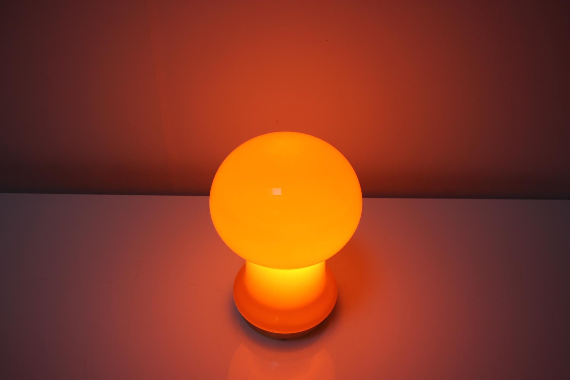 Lampe de bureau tout en verre Valasske Mezirici, 1970 Bon état - En vente à Praha, CZ