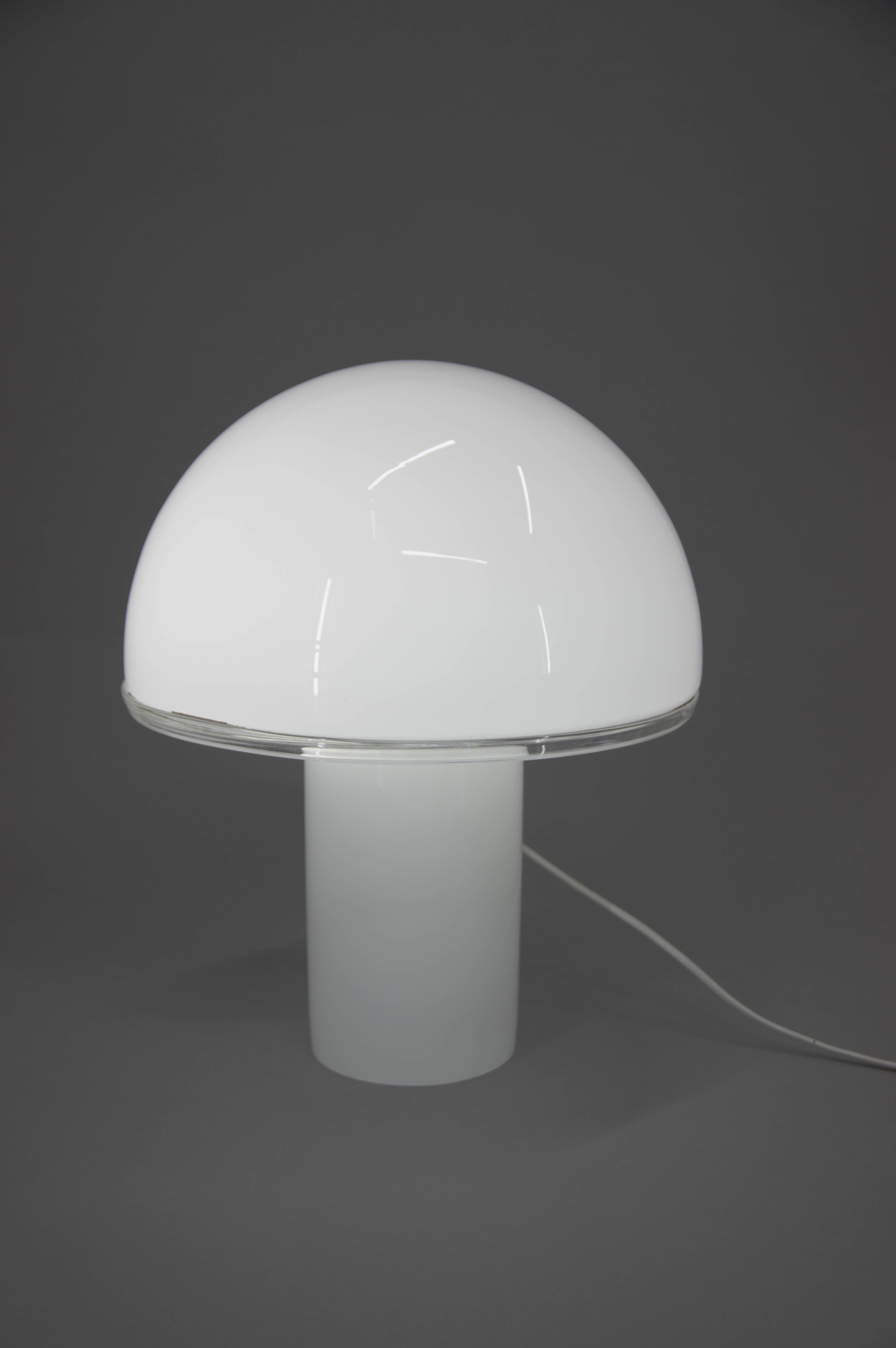 Lampe de table ou de plancher par Fontana Arte.
Jamais utilisé.
Fabriqué en Italie dans les années 2010
1x100W, ampoule E25-E27
Adaptateur pour prise américaine inclus.