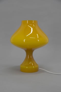 Lampada da tavolo gialla in tutto vetro di Valasske Mezirici, anni '70