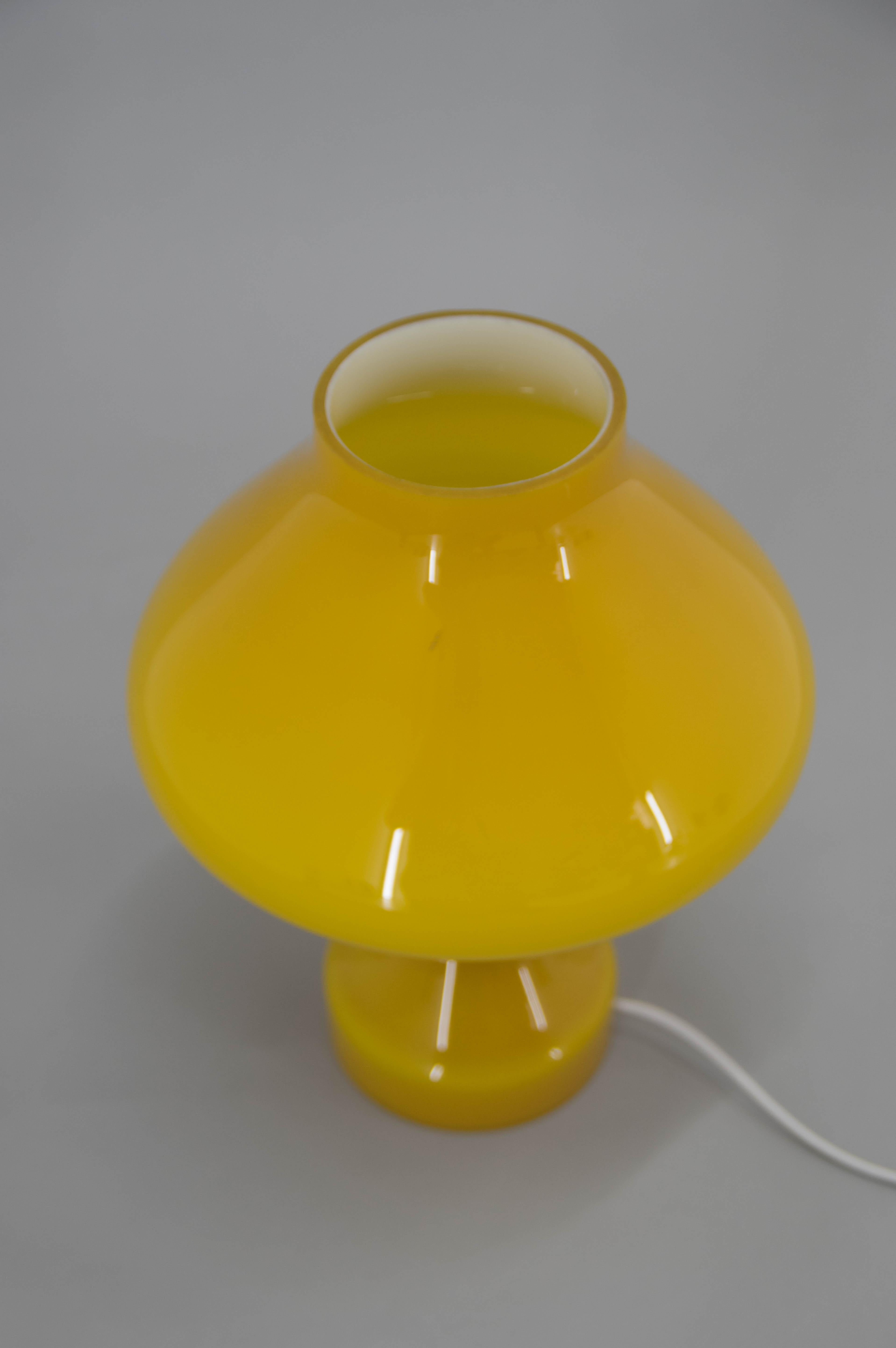Mid-Century Modern Lampe de bureau jaune entièrement en verre de Valasske Mezirici, 1970 en vente