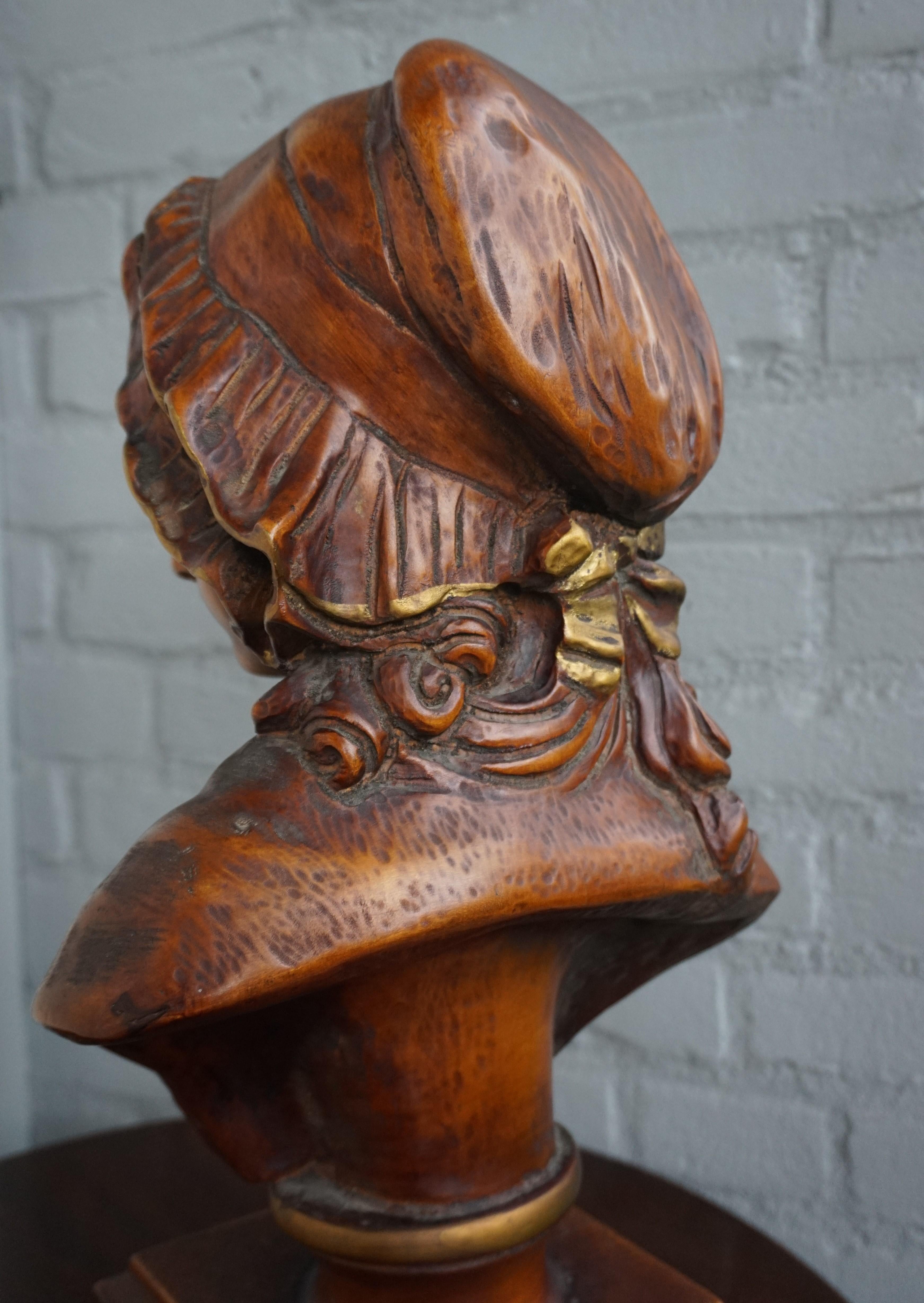 Sculpture de jeune fille en bois sculptée à la main de l'époque Arts & Crafts avec une patine exceptionnelle 3