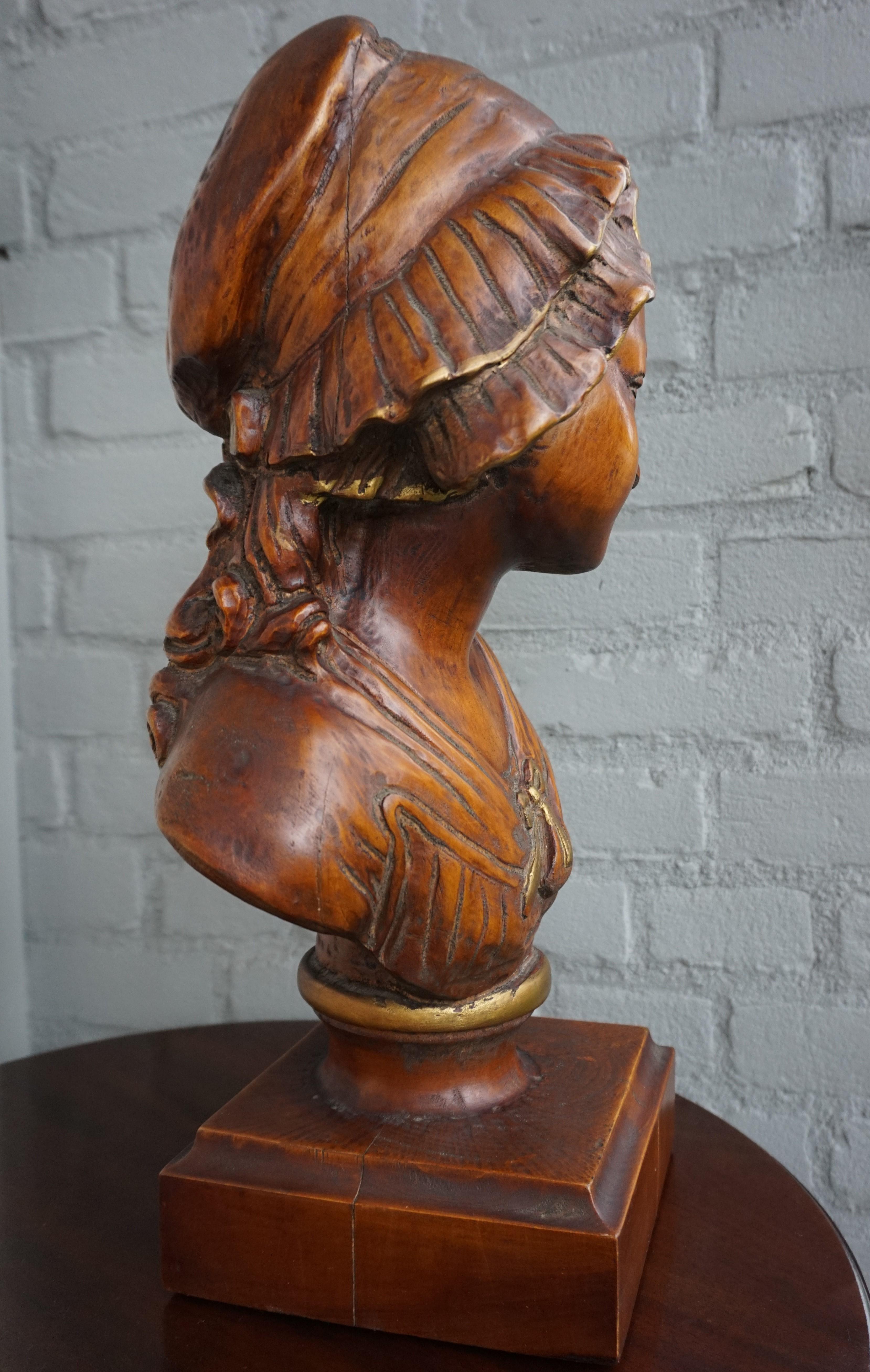 Sculpture de jeune fille en bois sculptée à la main de l'époque Arts & Crafts avec une patine exceptionnelle 6