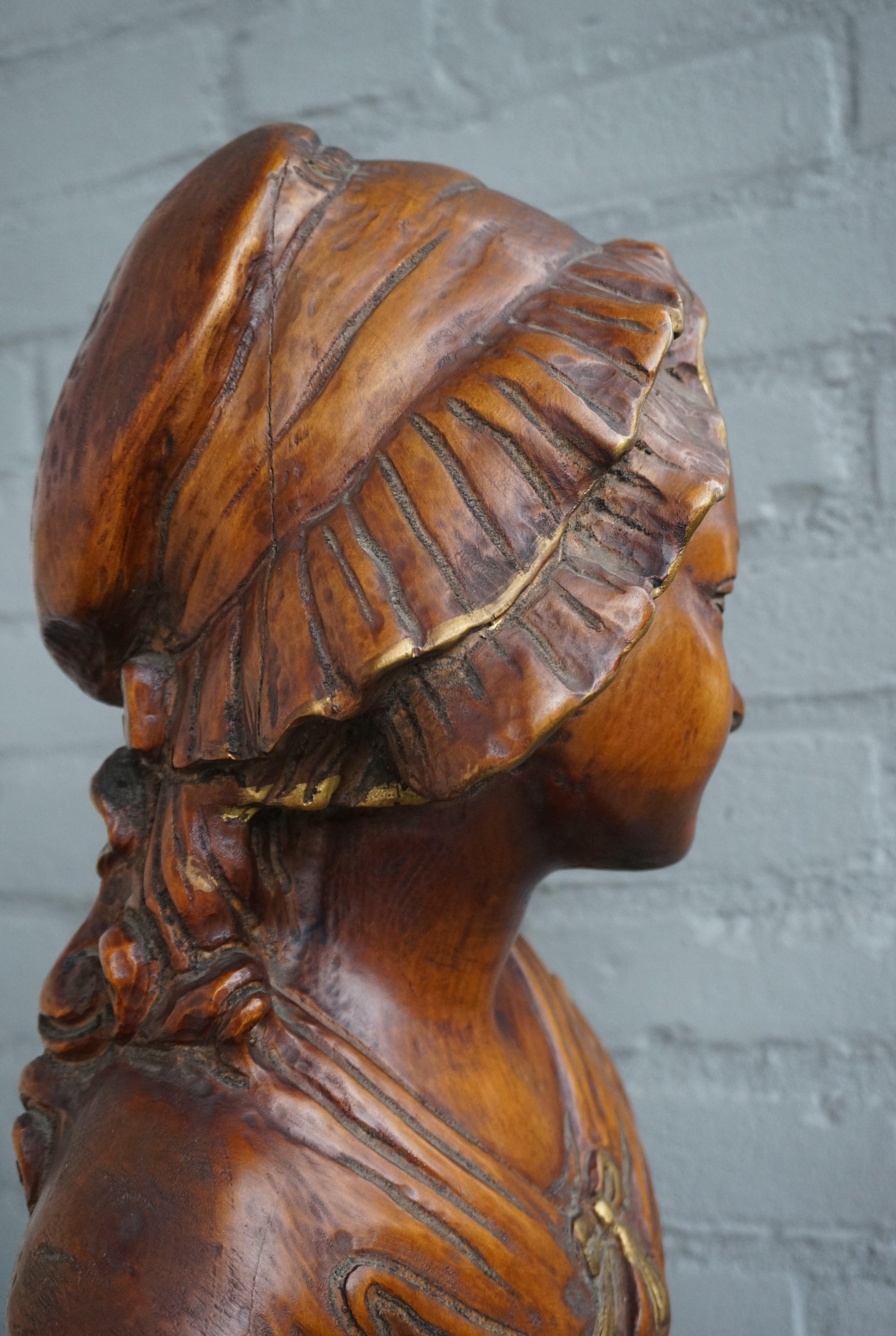 Handgeschnitzte Holzskulptur eines Mädchens aus der Arts and Crafts-Ära mit erstaunlicher Patina im Angebot 11