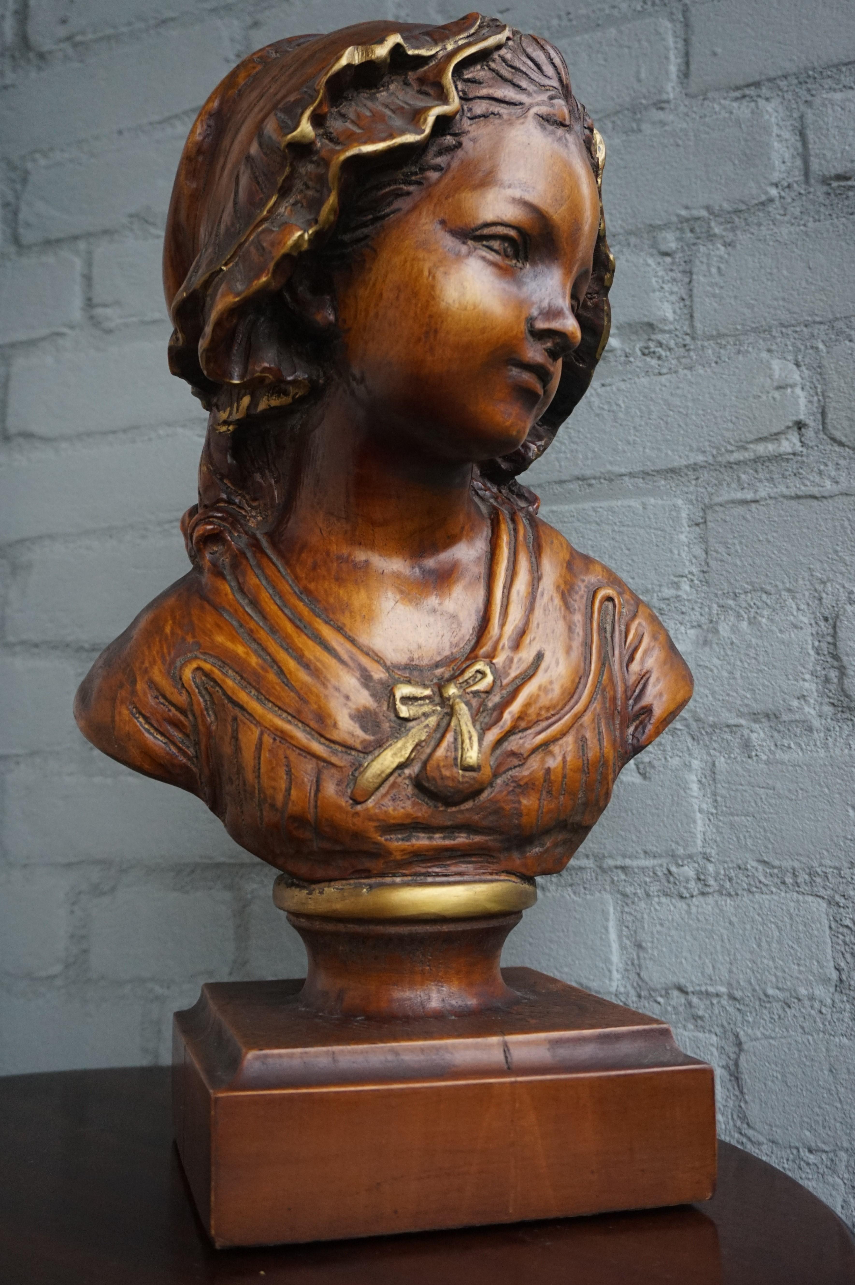 Handgeschnitzte Holzskulptur eines Mädchens aus der Arts and Crafts-Ära mit erstaunlicher Patina im Angebot 14
