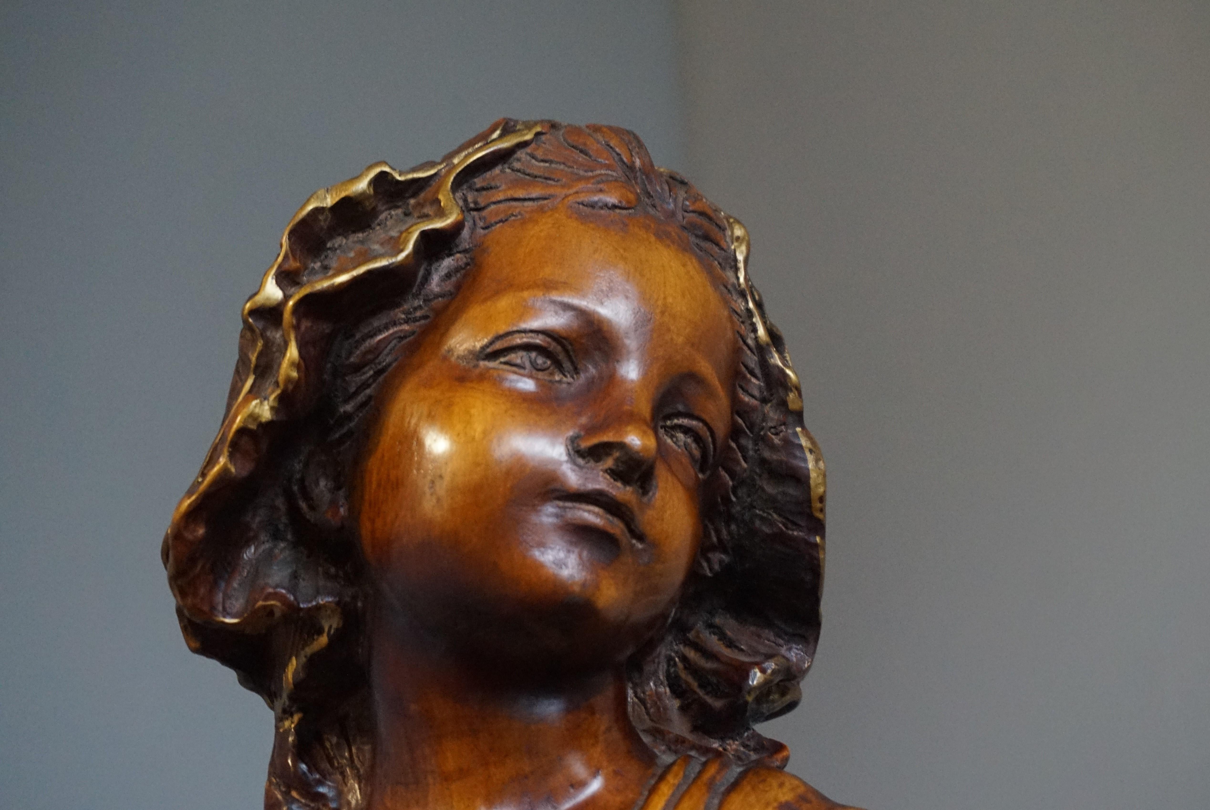 Sculpture de jeune fille en bois sculptée à la main de l'époque Arts & Crafts avec une patine exceptionnelle 12