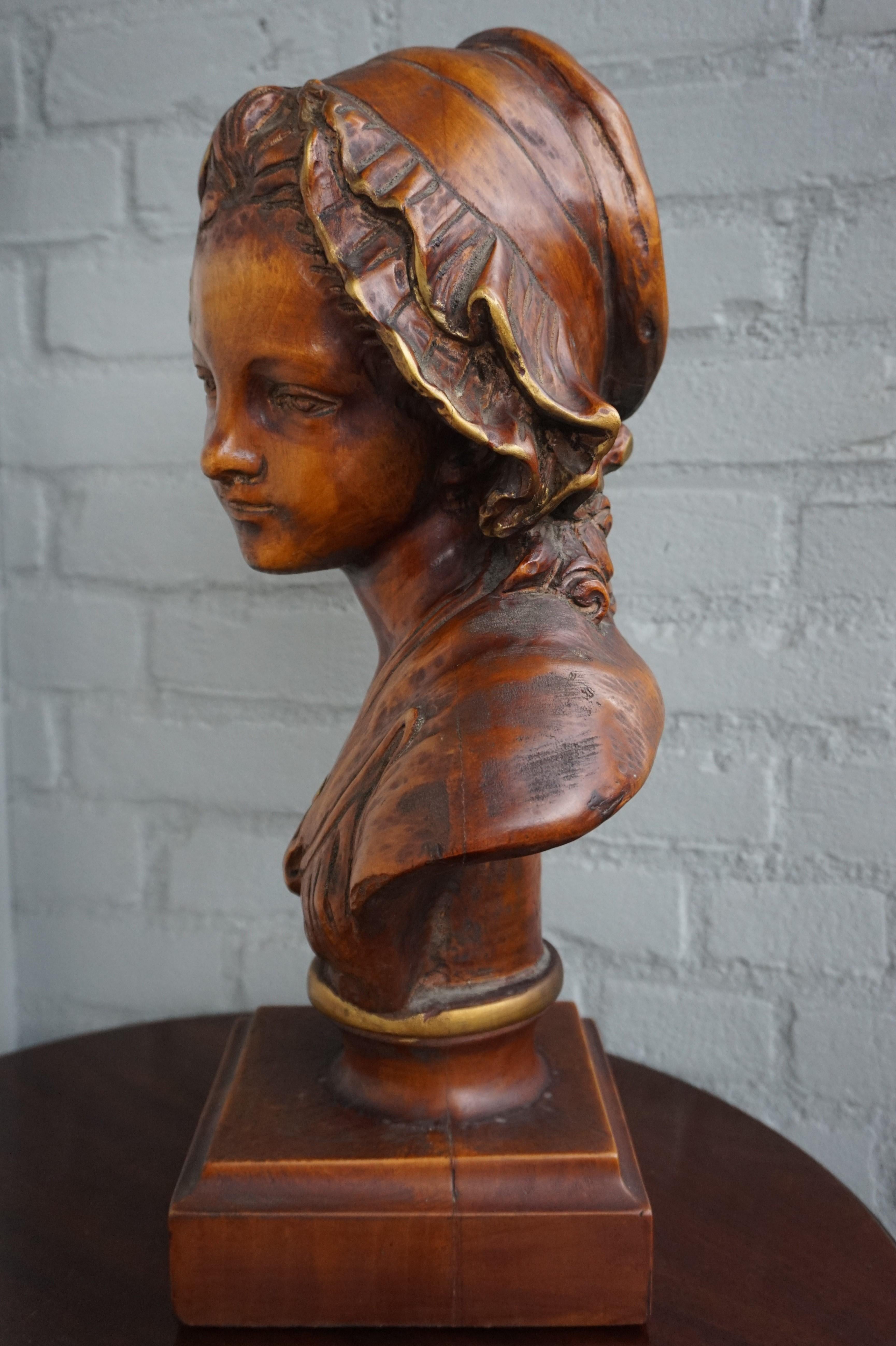 Handgeschnitzte Holzskulptur eines Mädchens aus der Arts and Crafts-Ära mit erstaunlicher Patina im Zustand „Hervorragend“ im Angebot in Lisse, NL