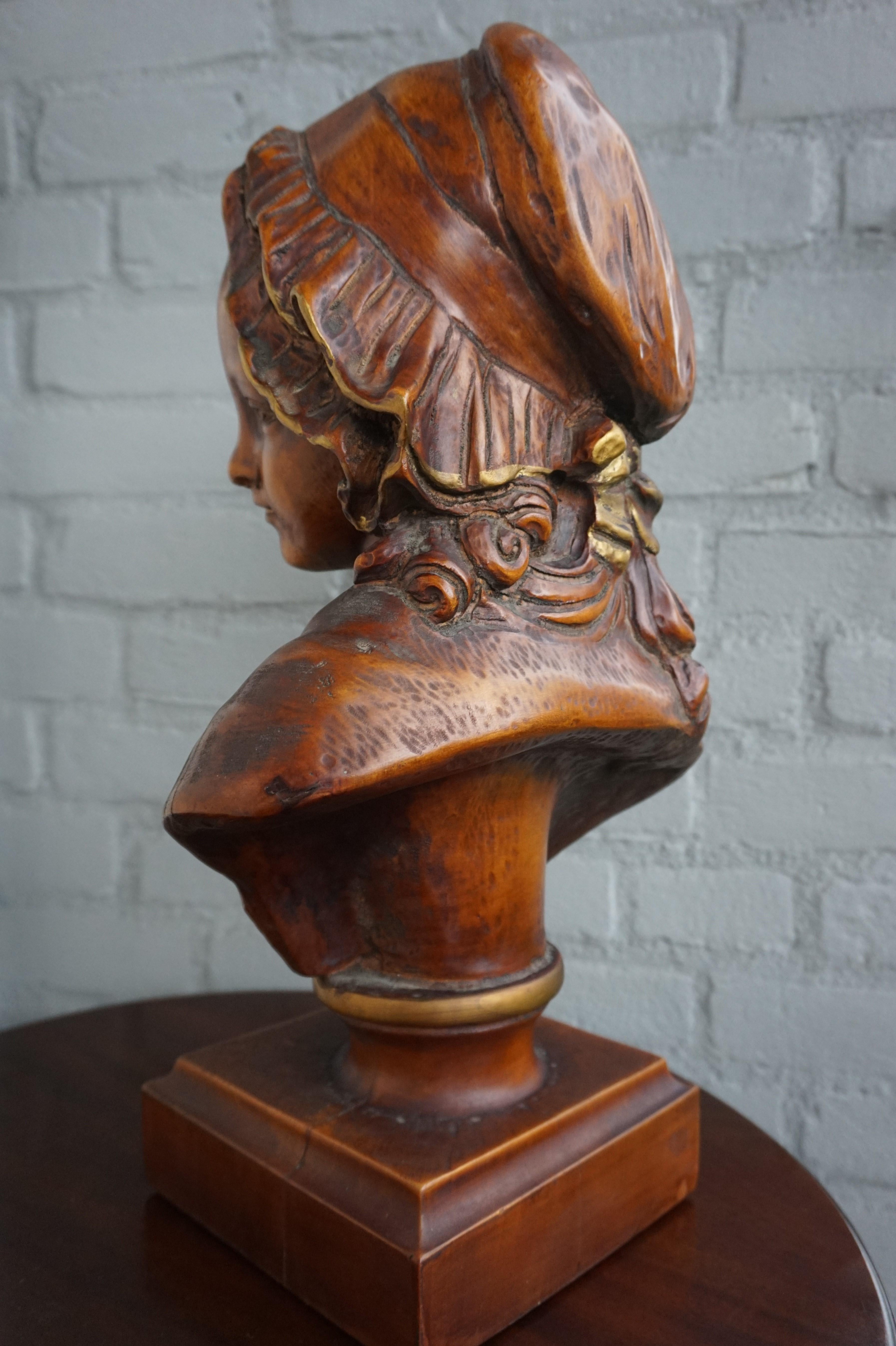 Bois Sculpture de jeune fille en bois sculptée à la main de l'époque Arts & Crafts avec une patine exceptionnelle
