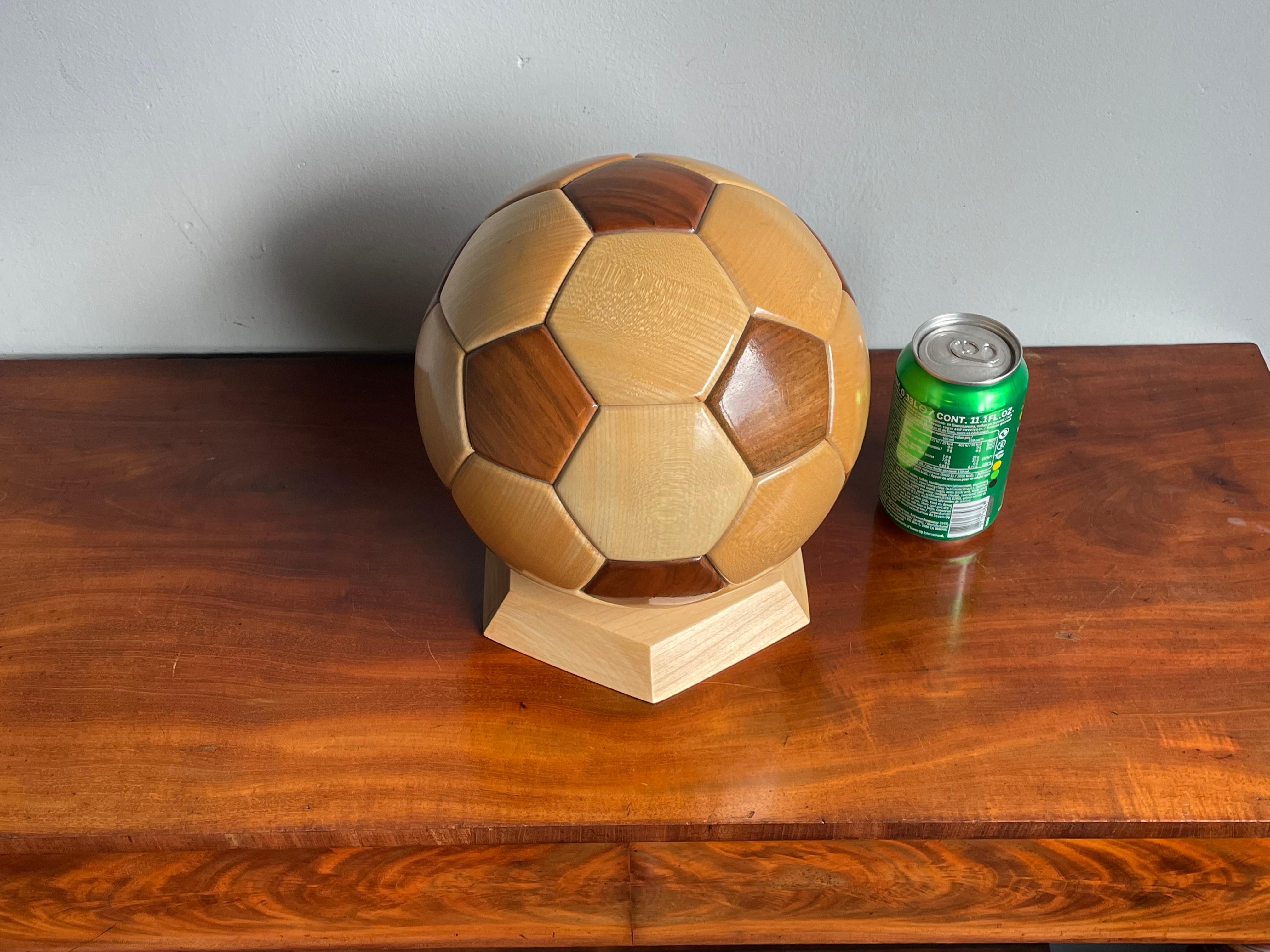 Alle handgefertigten Vintage 1980er Holz Fußballball-/ Fußball-Skulptur/Schreibtischstücke (Handgeschnitzt) im Angebot