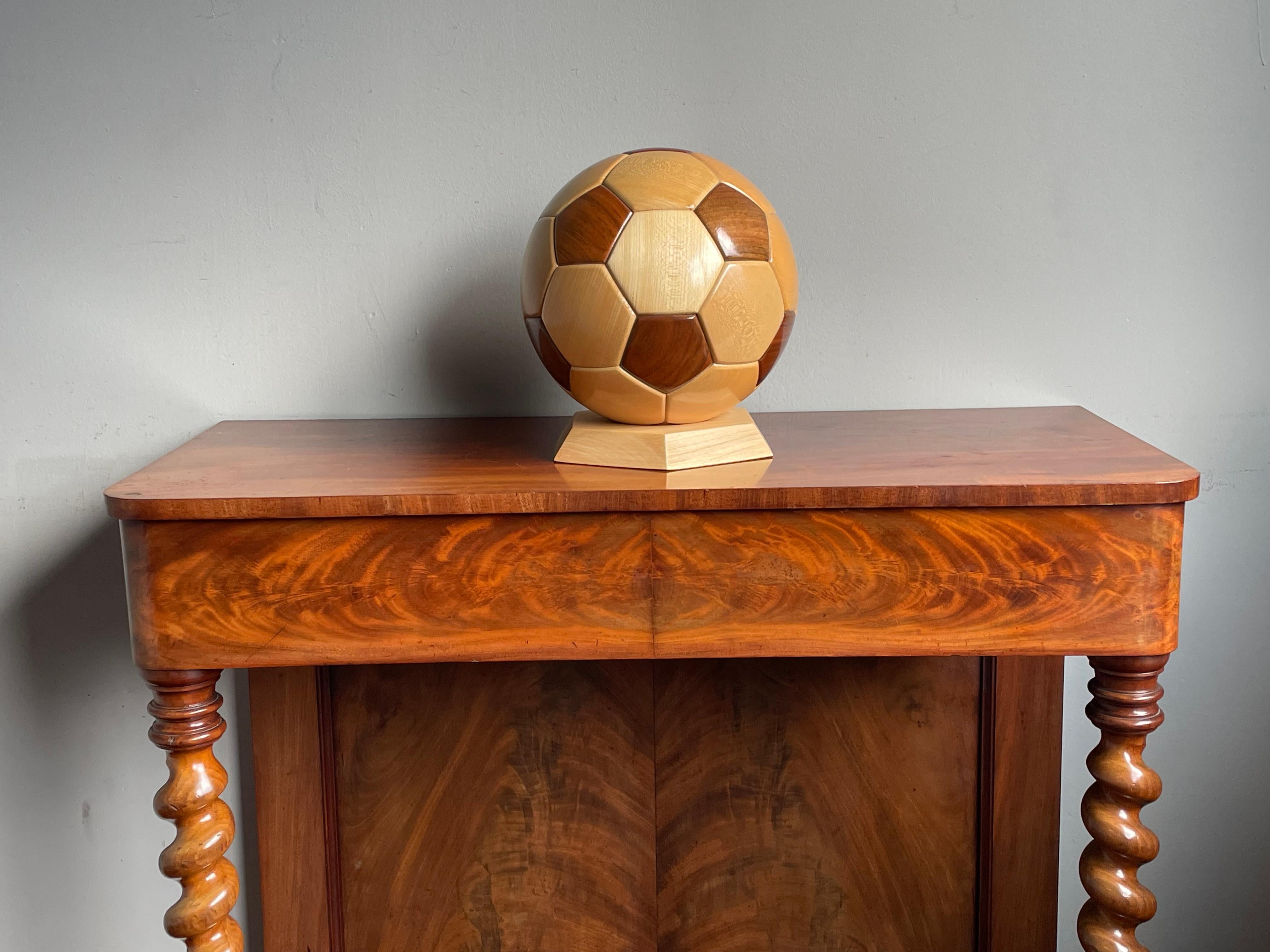 Alle handgefertigten Vintage 1980er Holz Fußballball-/ Fußball-Skulptur/Schreibtischstücke im Zustand „Hervorragend“ im Angebot in Lisse, NL