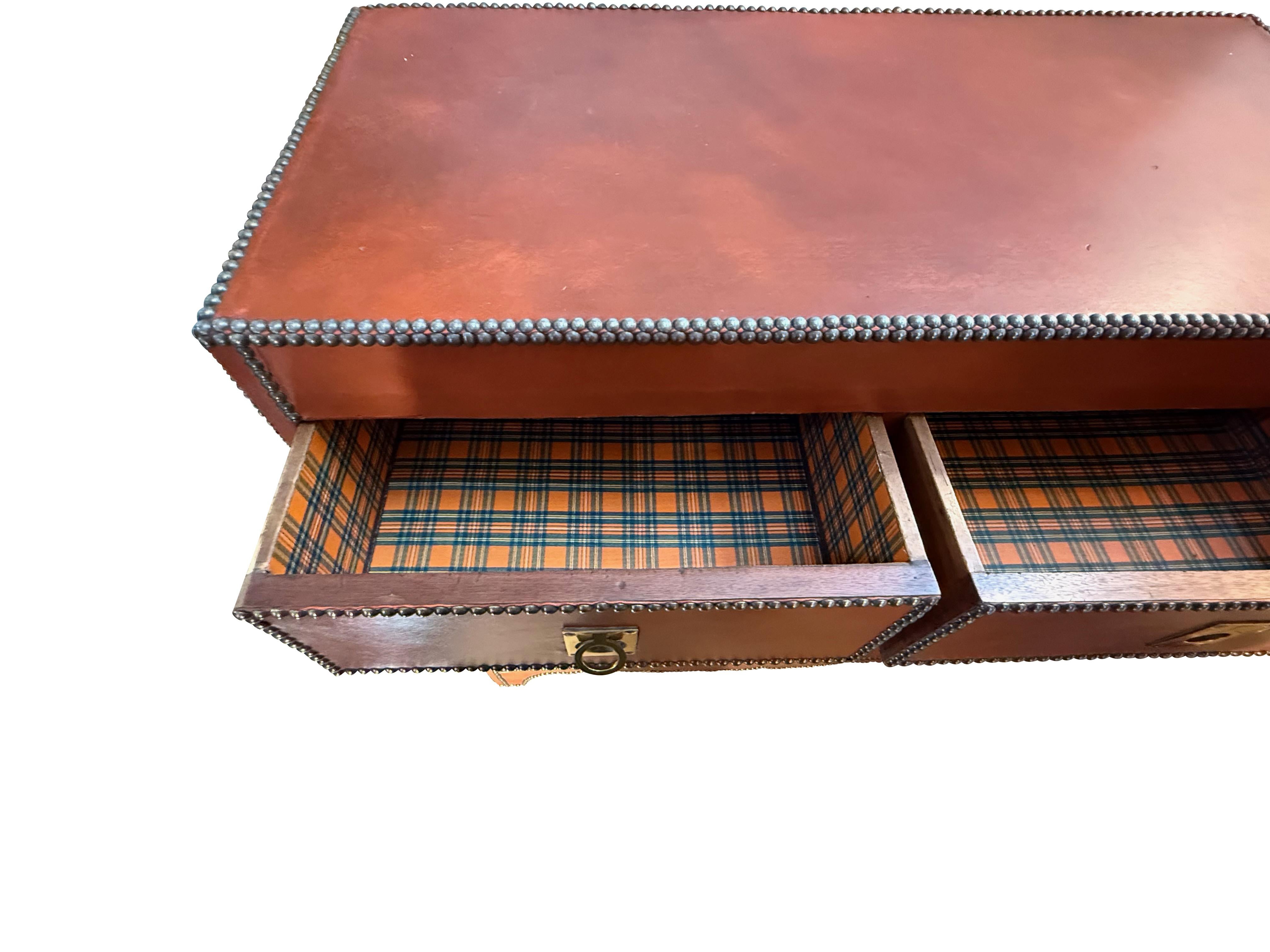 Commodo francese contemporaneo a cinque cassetti interamente in pelle.
Dettagli decorativi con borchie in ottone su tutta la superficie.
Ferramenta da incasso in ottone.
IN ARRIVO A DICEMBRE