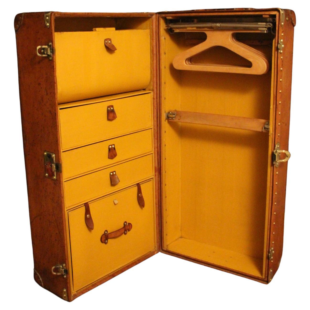 This very rare Louis Vuitton trunk features a rich and very warm light brown leather shaded patina. It features stamped Louis Vuitton solid brass studs, lock and latches. Original leather handles, embossed Louis Vuitton.
Once open, it reveals a