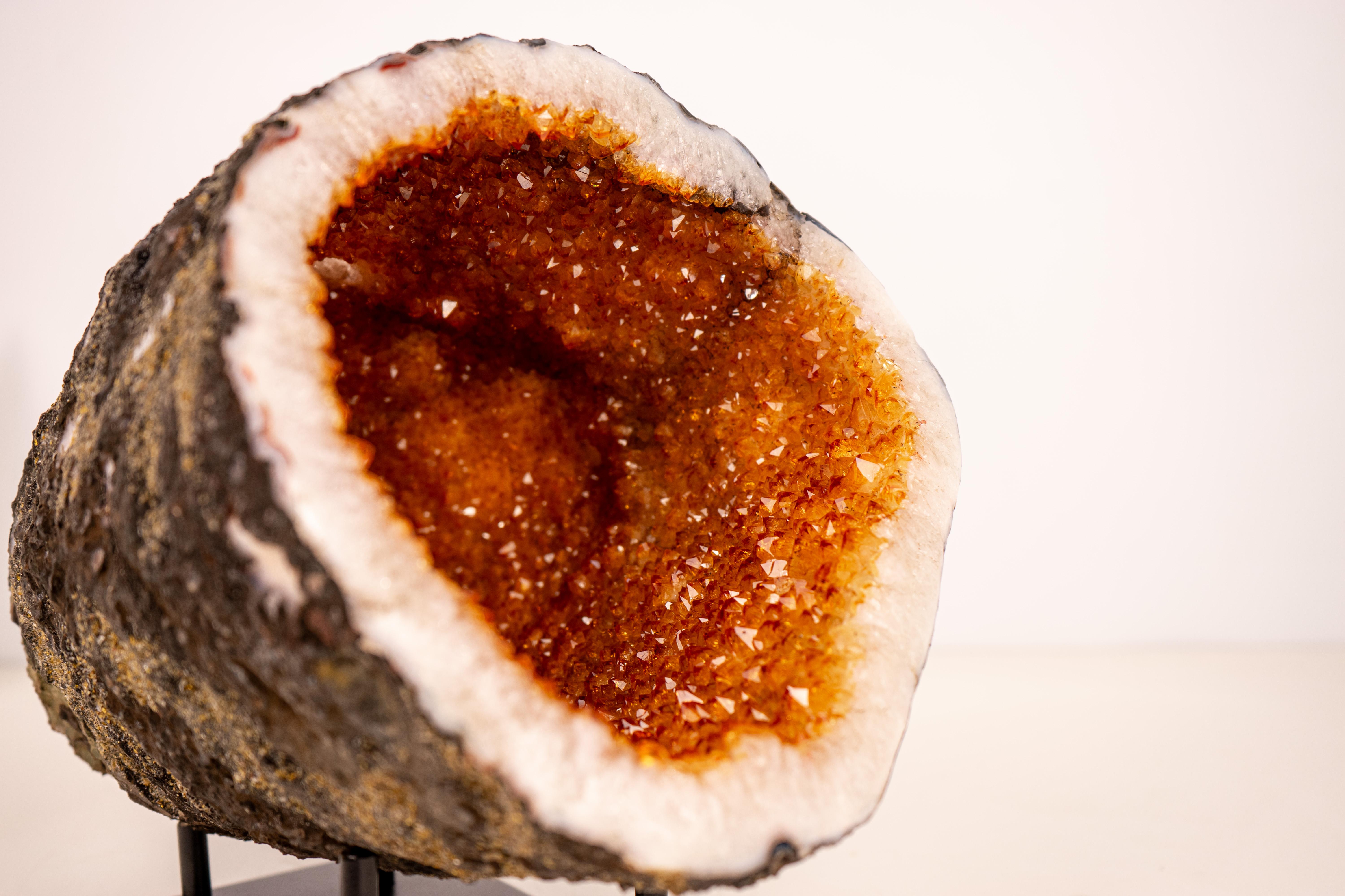 Grotte de géode de citrine entièrement naturelle - Cristaux de druzy orange vif étincelants en vente 9