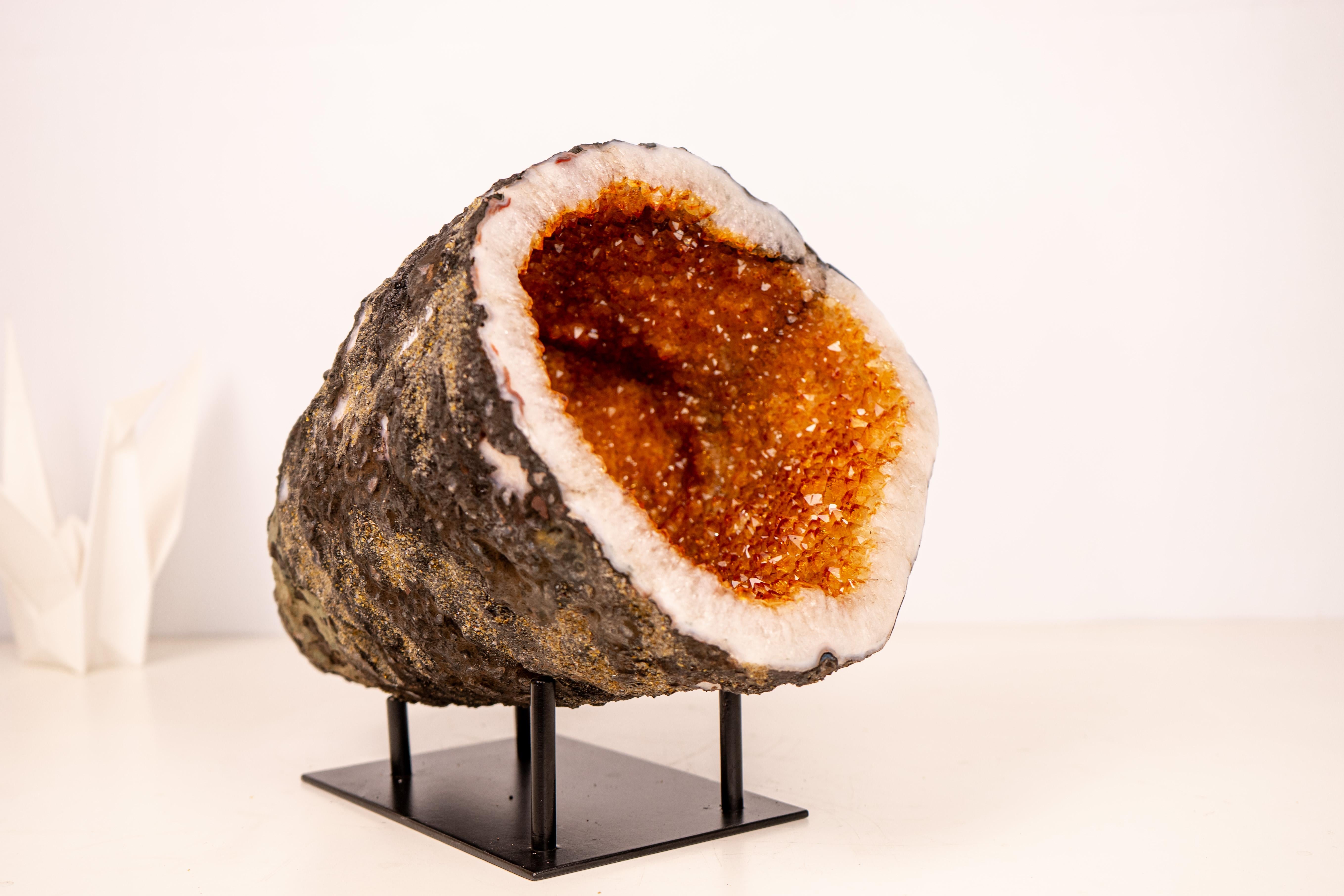 XXIe siècle et contemporain Grotte de géode de citrine entièrement naturelle - Cristaux de druzy orange vif étincelants en vente