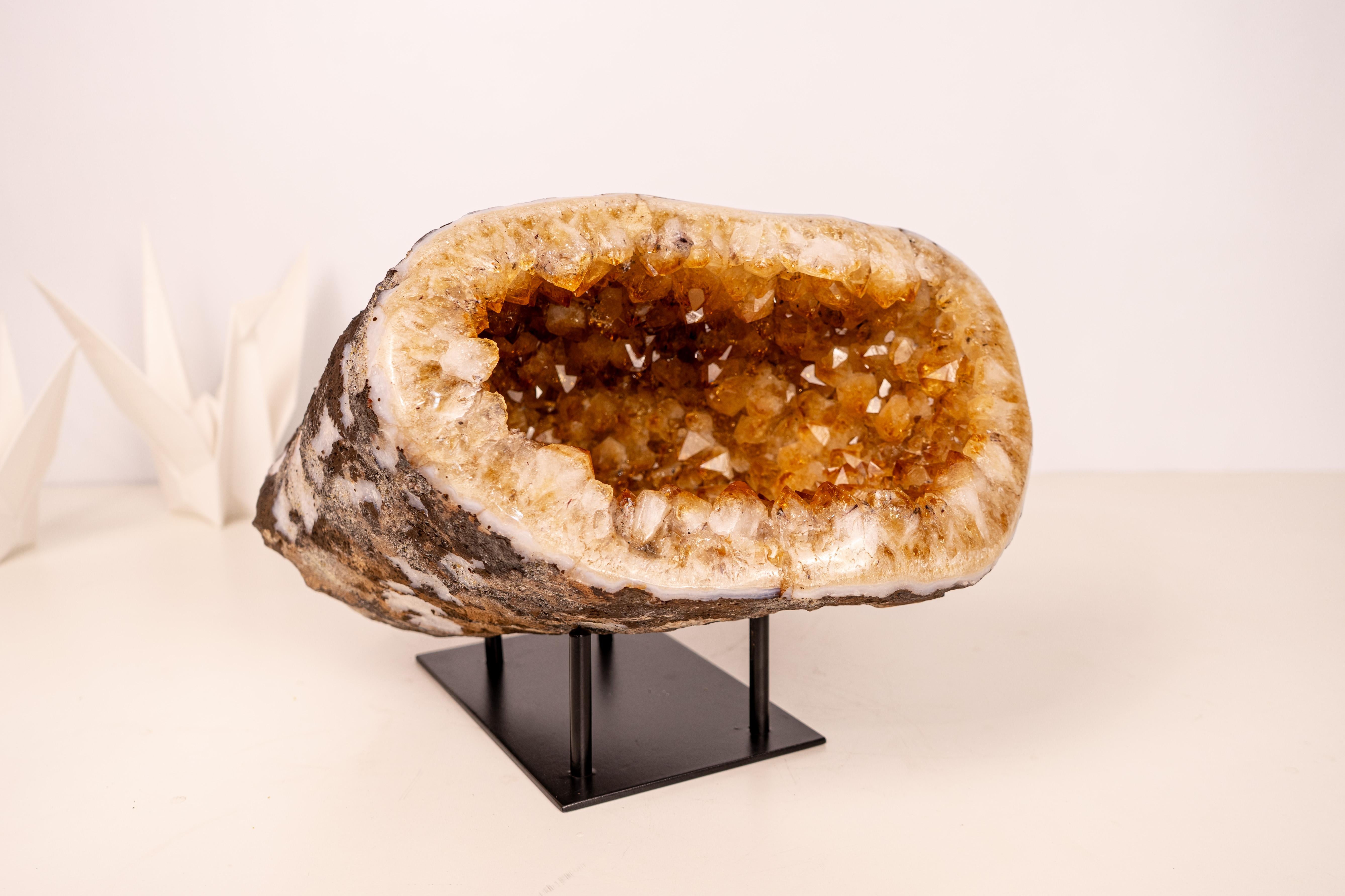 Brésilien Géode de Citrine Naturelle Grotte avec pointes de Citrine Orange - Géode en forme d'OVNI en vente