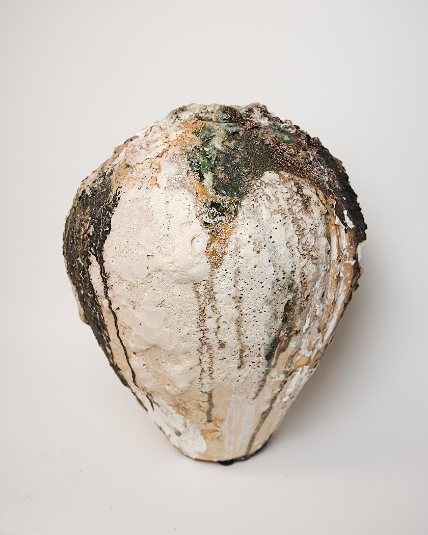 Prova la squisita arte di All Nature Organic.  Vasi  presso lo Studio A, dove ogni pezzo evoca la sensazione degli strati della terra in diversi aspetti e climi.
Vaso a forma di luna 17x15
Non c'è smalto all'interno. 
Sono squadrati per una forma