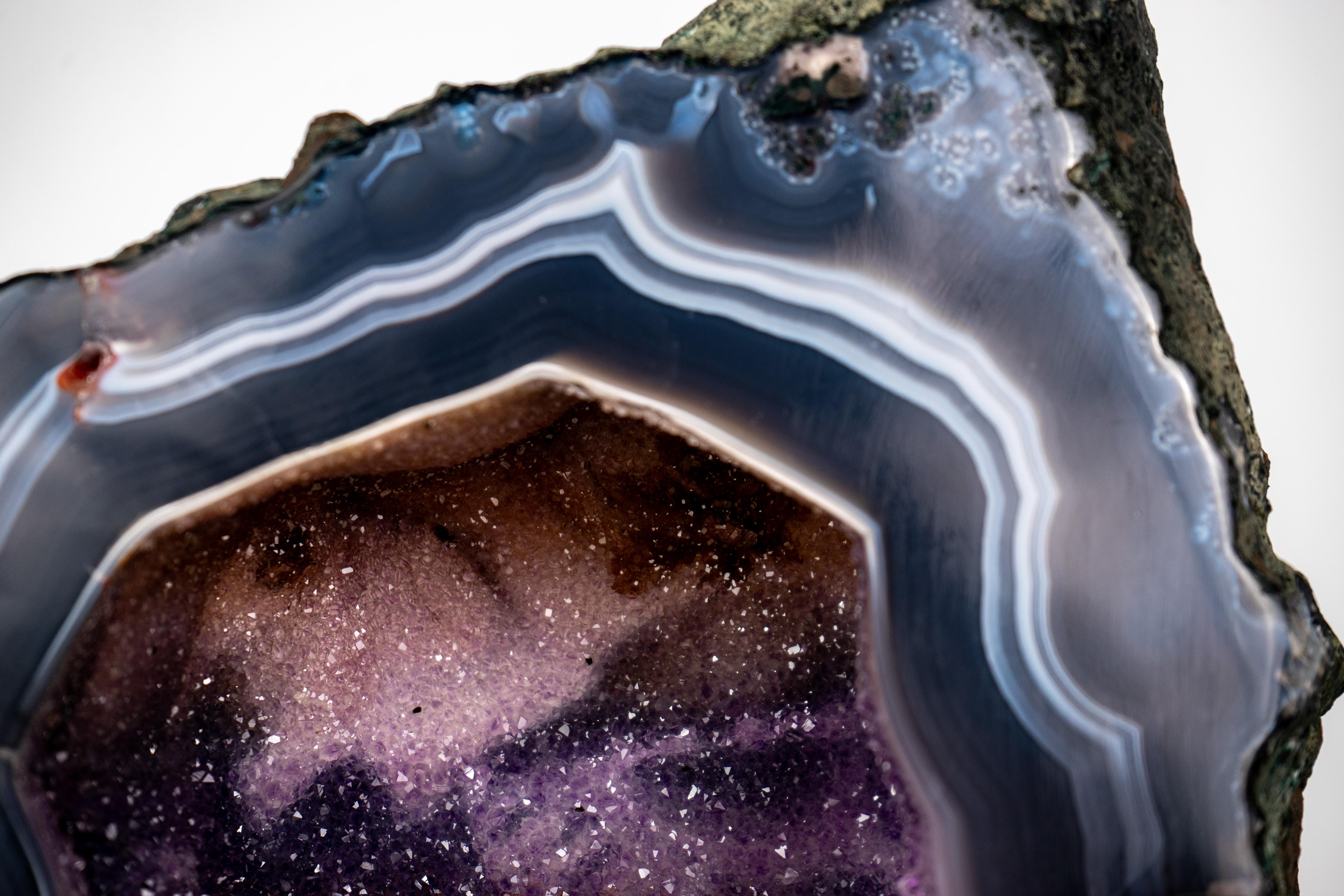 Rara agata a bande bianche e blu con geode di galassia di ametista, completamente naturale. in vendita 4